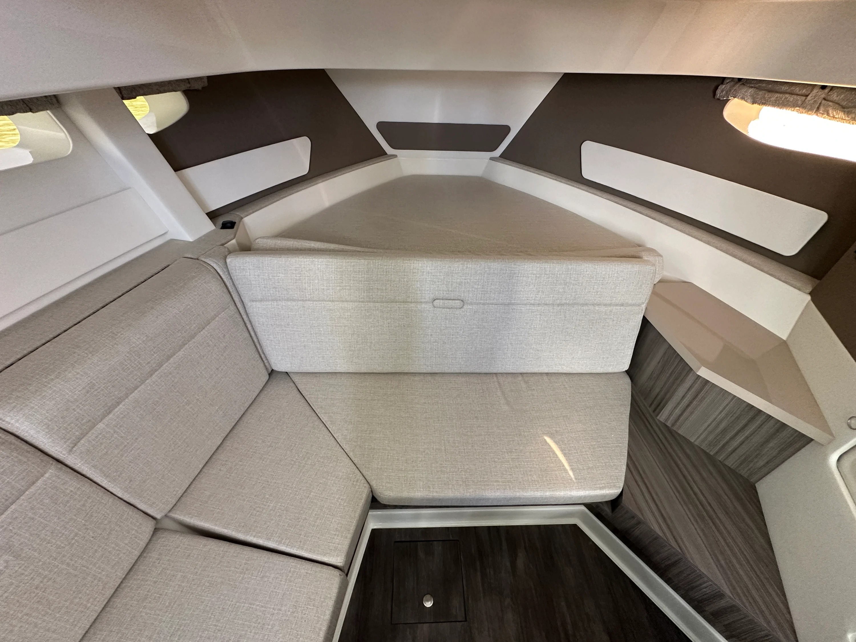 2026 Sea Ray Sundancer 370 Image Thumbnail #23