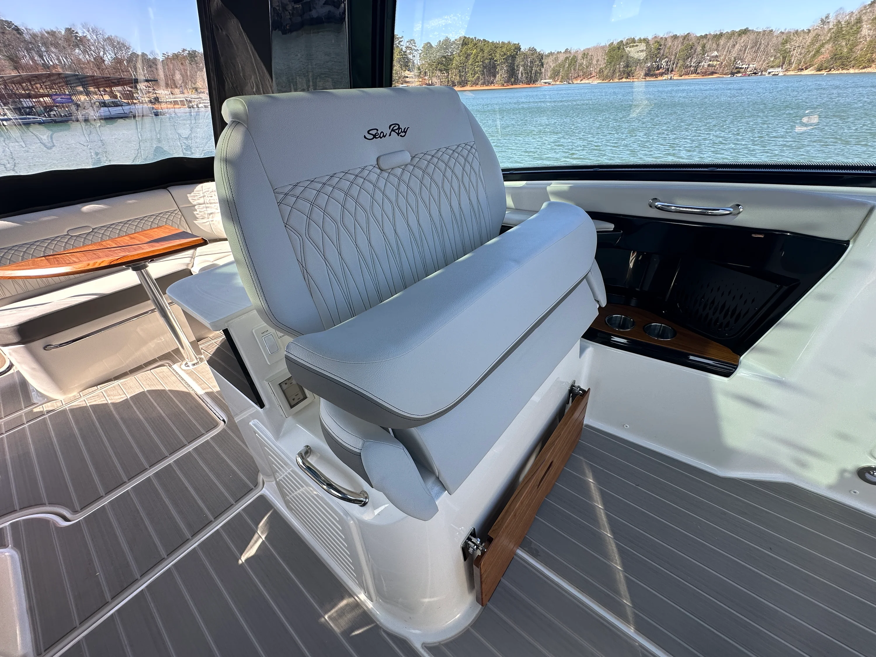 2026 Sea Ray Sundancer 370 Image Thumbnail #17