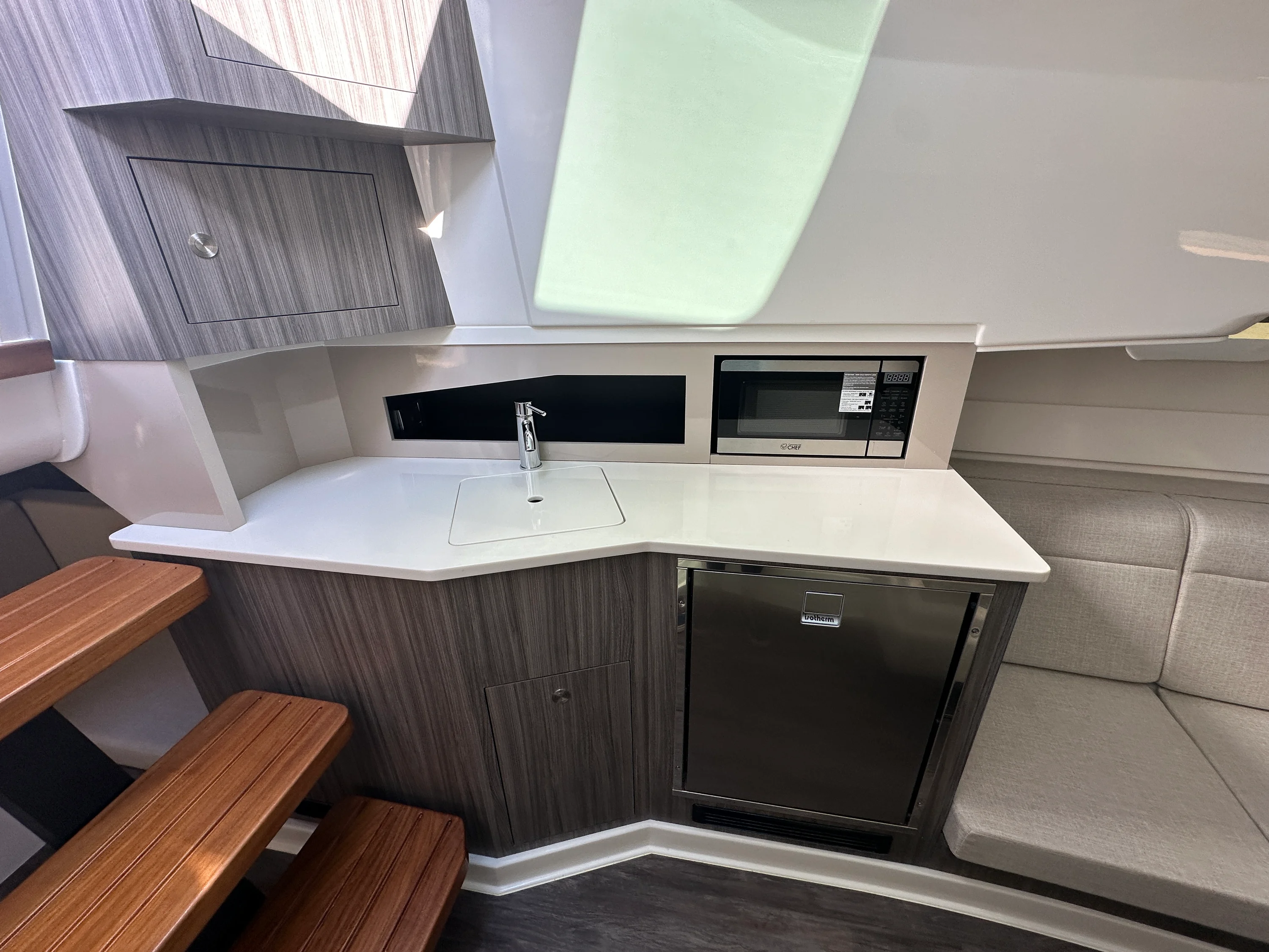 2026 Sea Ray Sundancer 370 Image Thumbnail #20