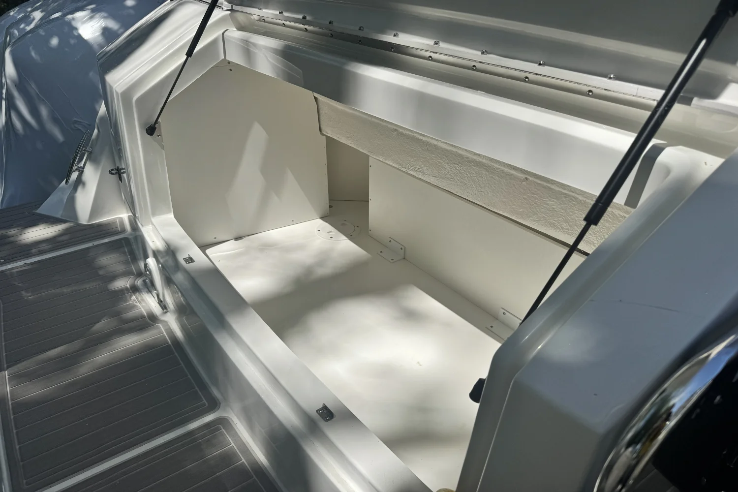 2026 Sea Ray Sundancer 320 Outboard Image Thumbnail #8