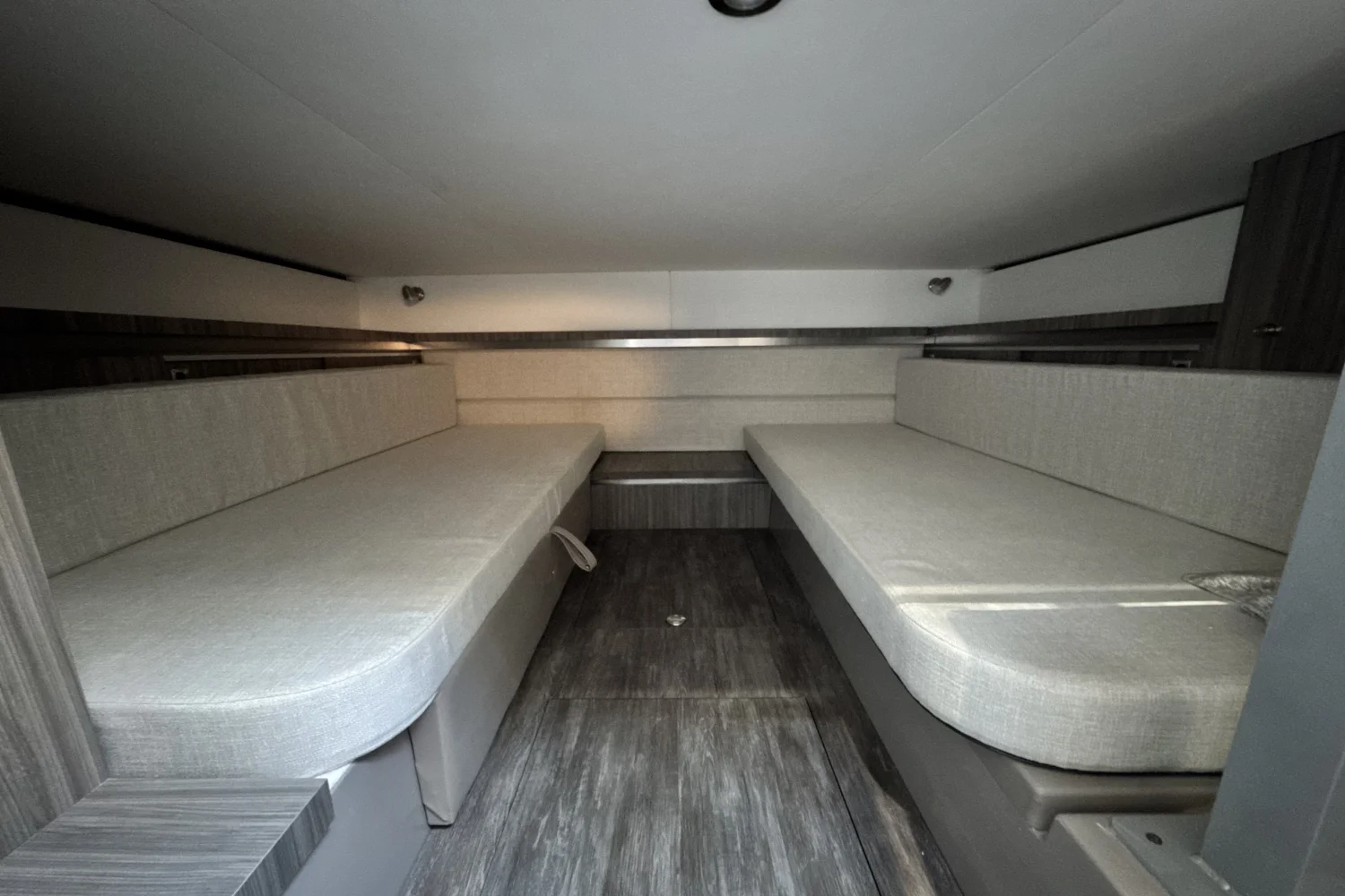 2026 Sea Ray Sundancer 320 Outboard Image Thumbnail #35