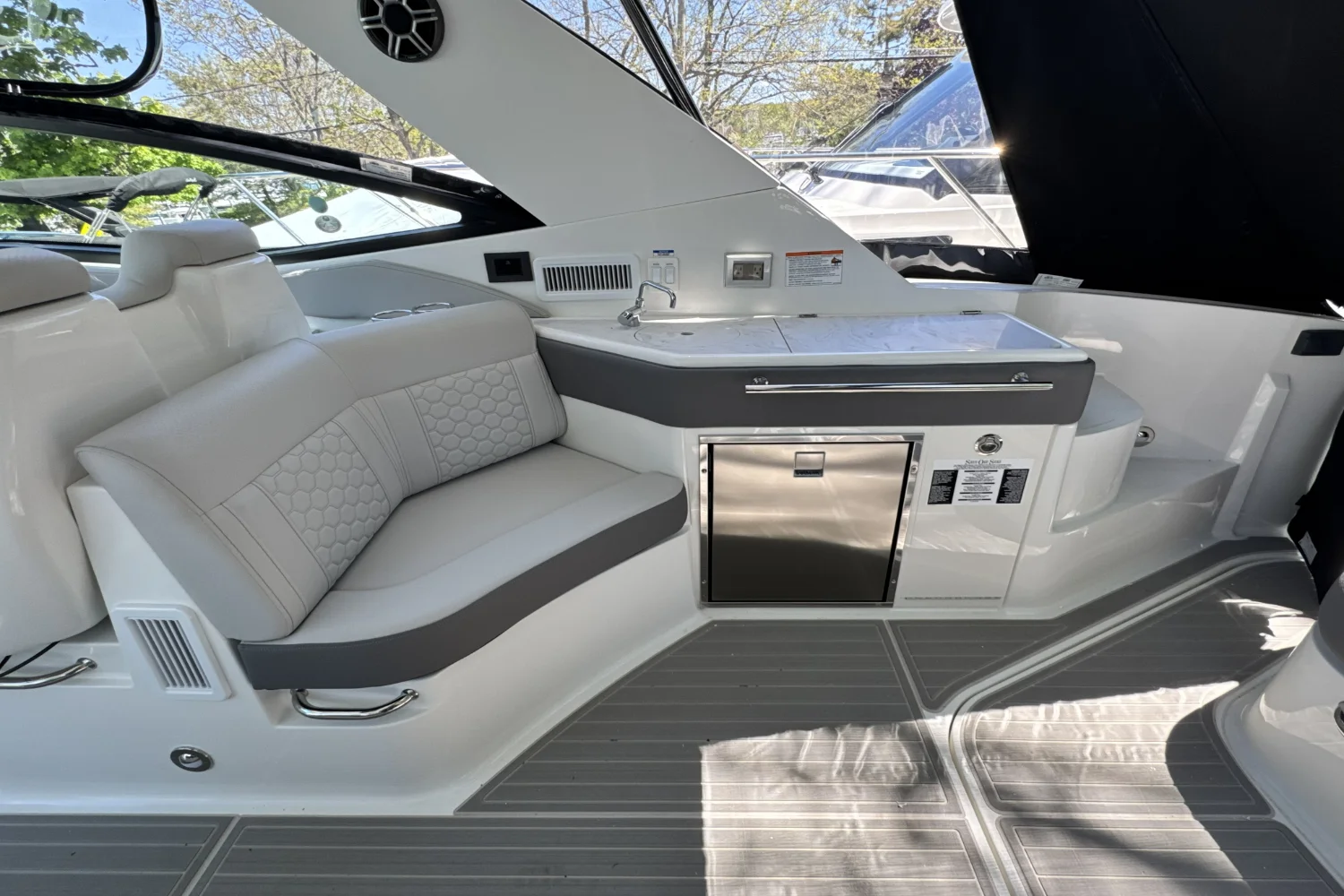 2026 Sea Ray Sundancer 320 Outboard Image Thumbnail #18