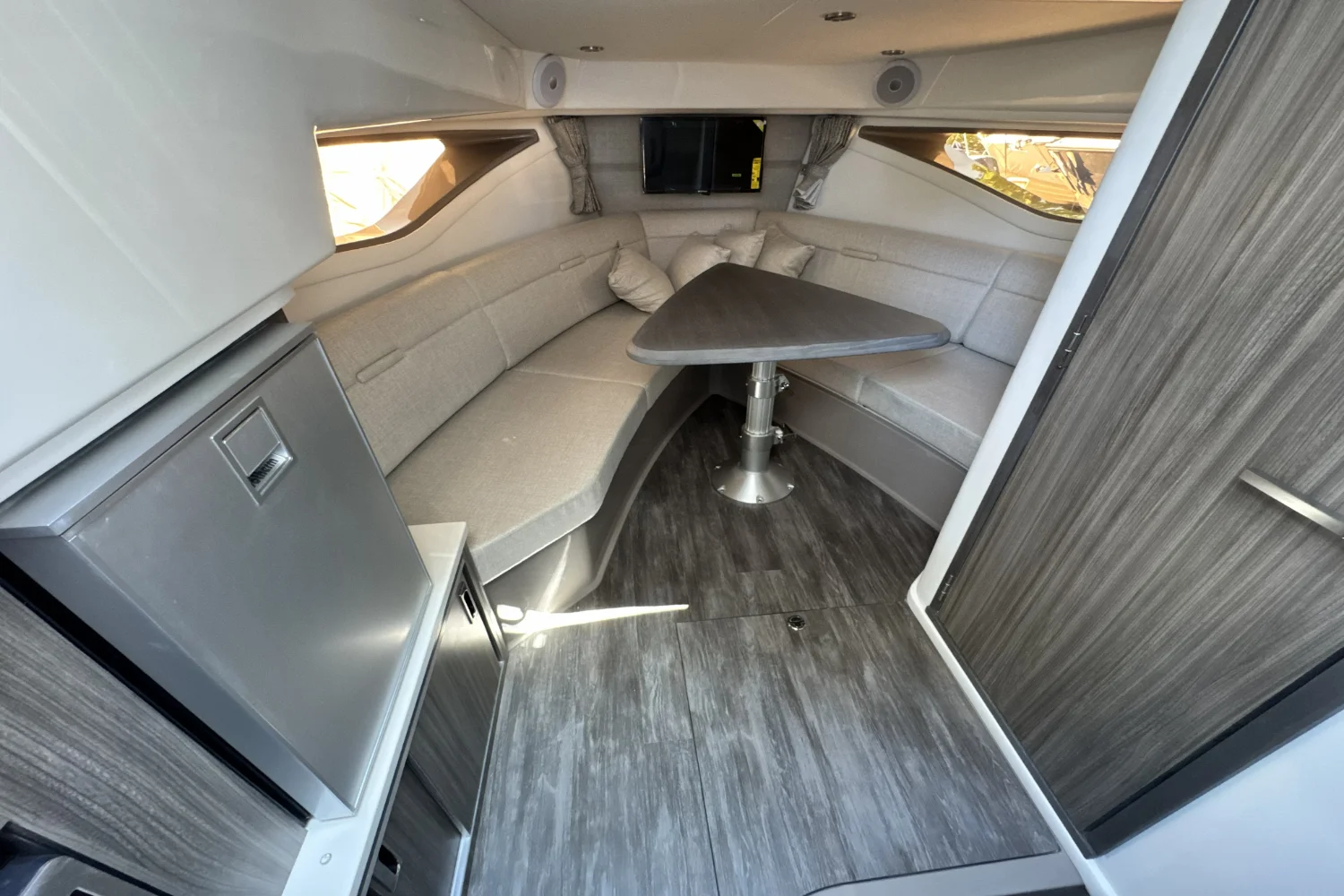 2026 Sea Ray Sundancer 320 Outboard Image Thumbnail #31