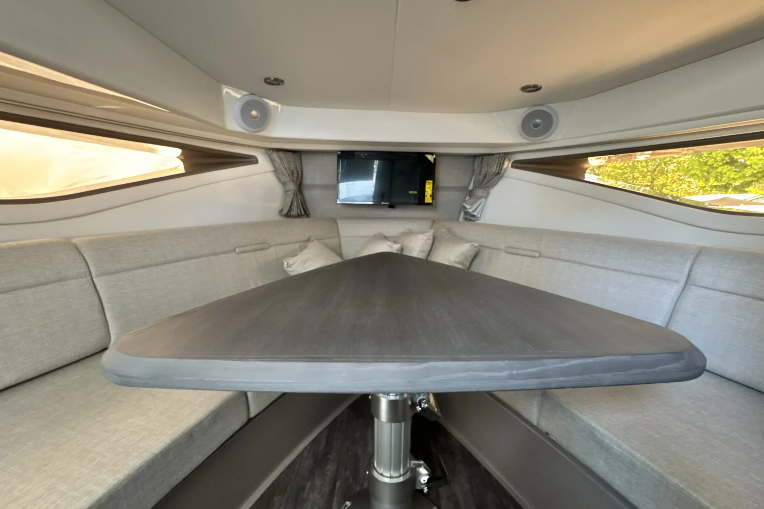 2026 Sea Ray Sundancer 320 Outboard Image Thumbnail #32