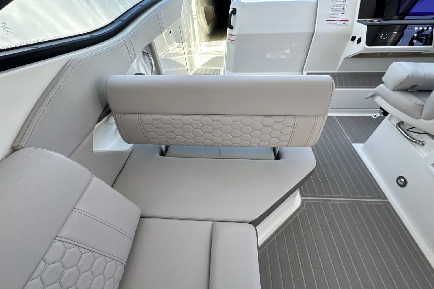 2026 Sea Ray Sundancer 320 Outboard Image Thumbnail #17