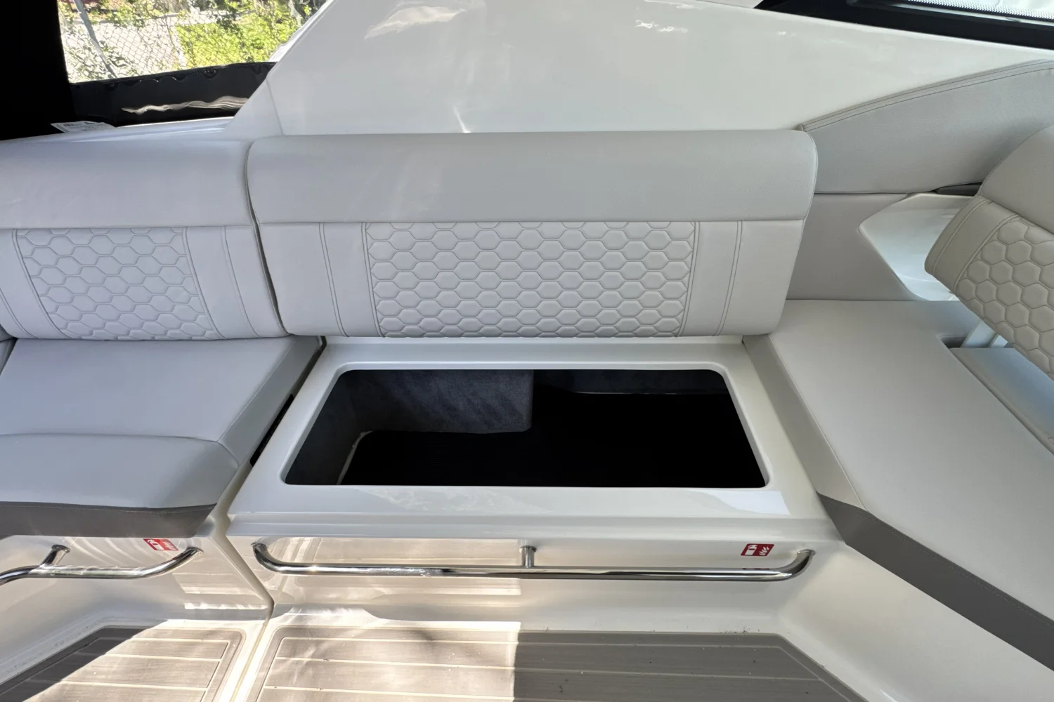 2026 Sea Ray Sundancer 320 Outboard Image Thumbnail #16