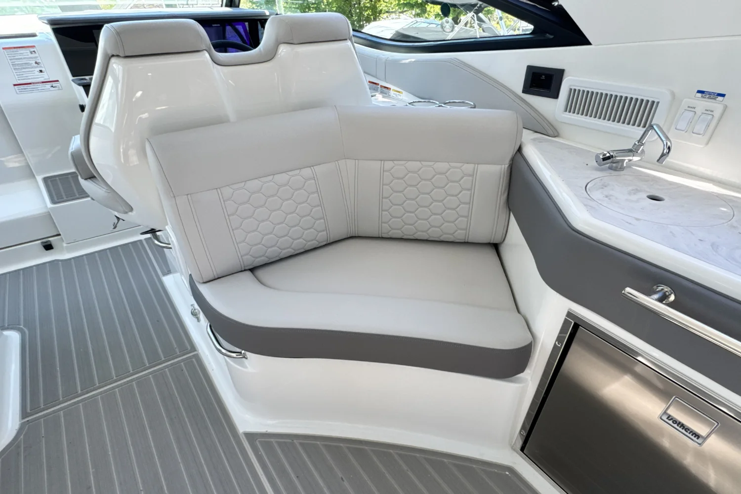 2026 Sea Ray Sundancer 320 Outboard Image Thumbnail #22