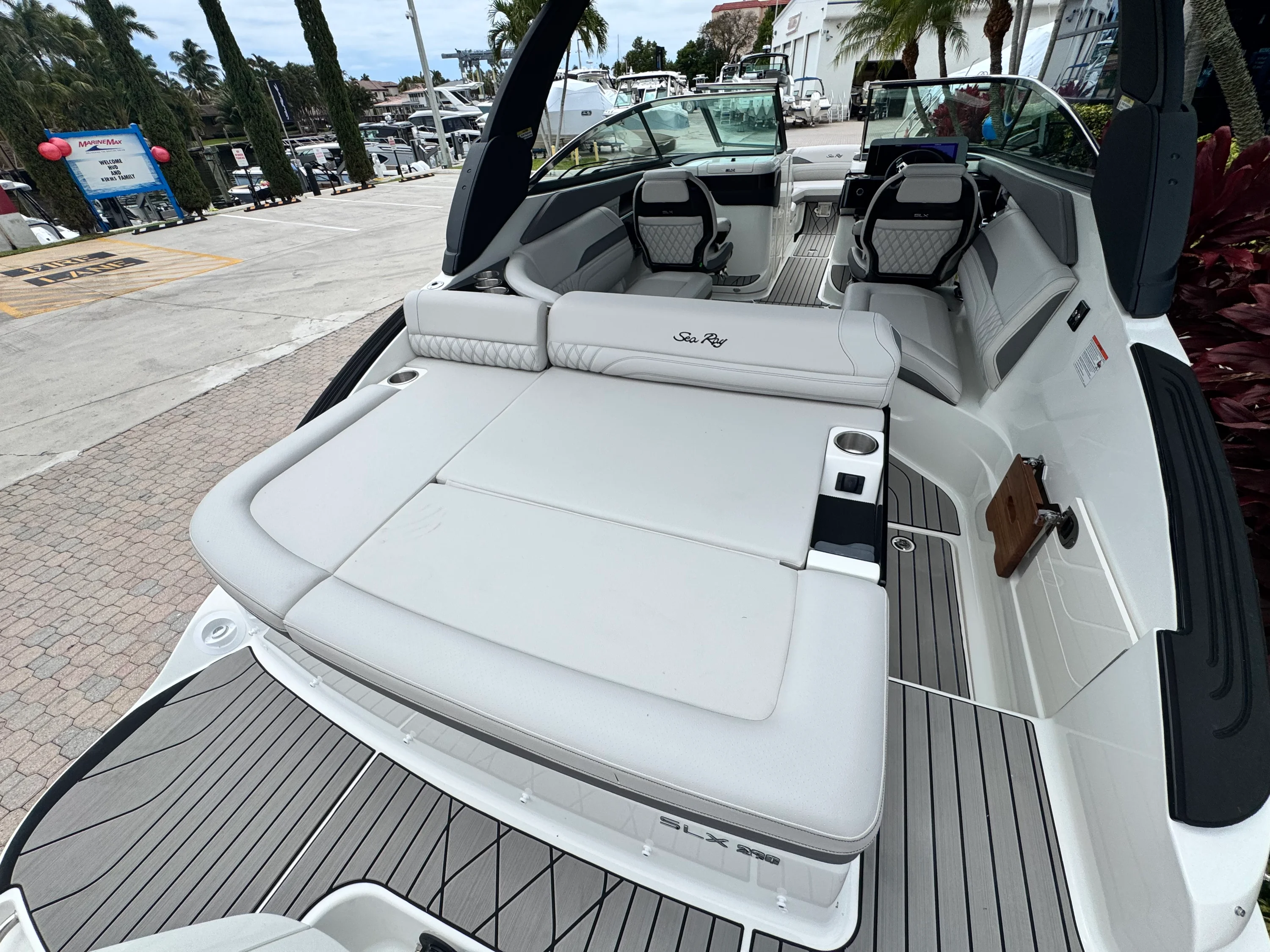2026 Sea Ray SLX 260 Outboard Image Thumbnail #7
