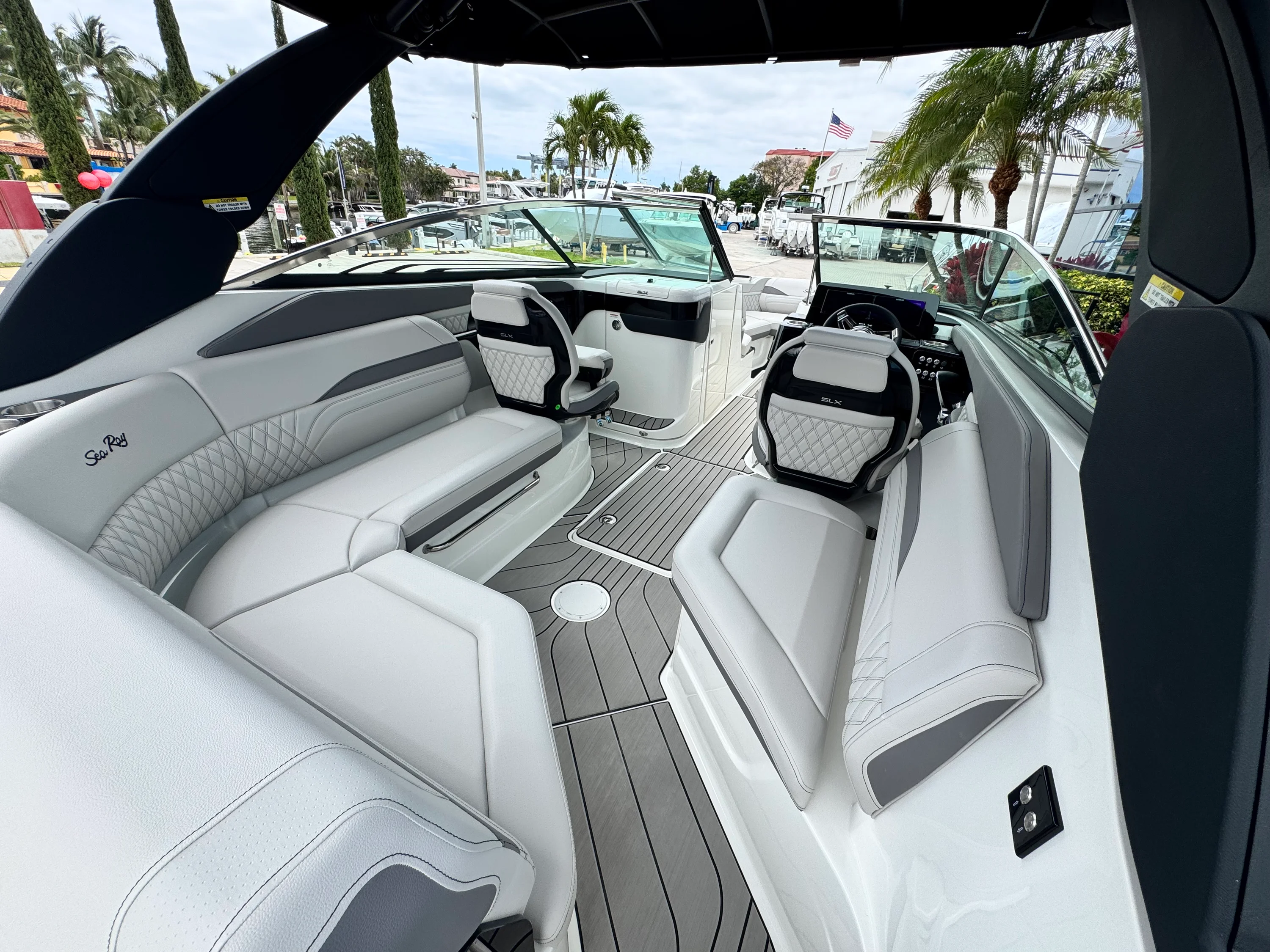 2026 Sea Ray SLX 260 Outboard Image Thumbnail #13