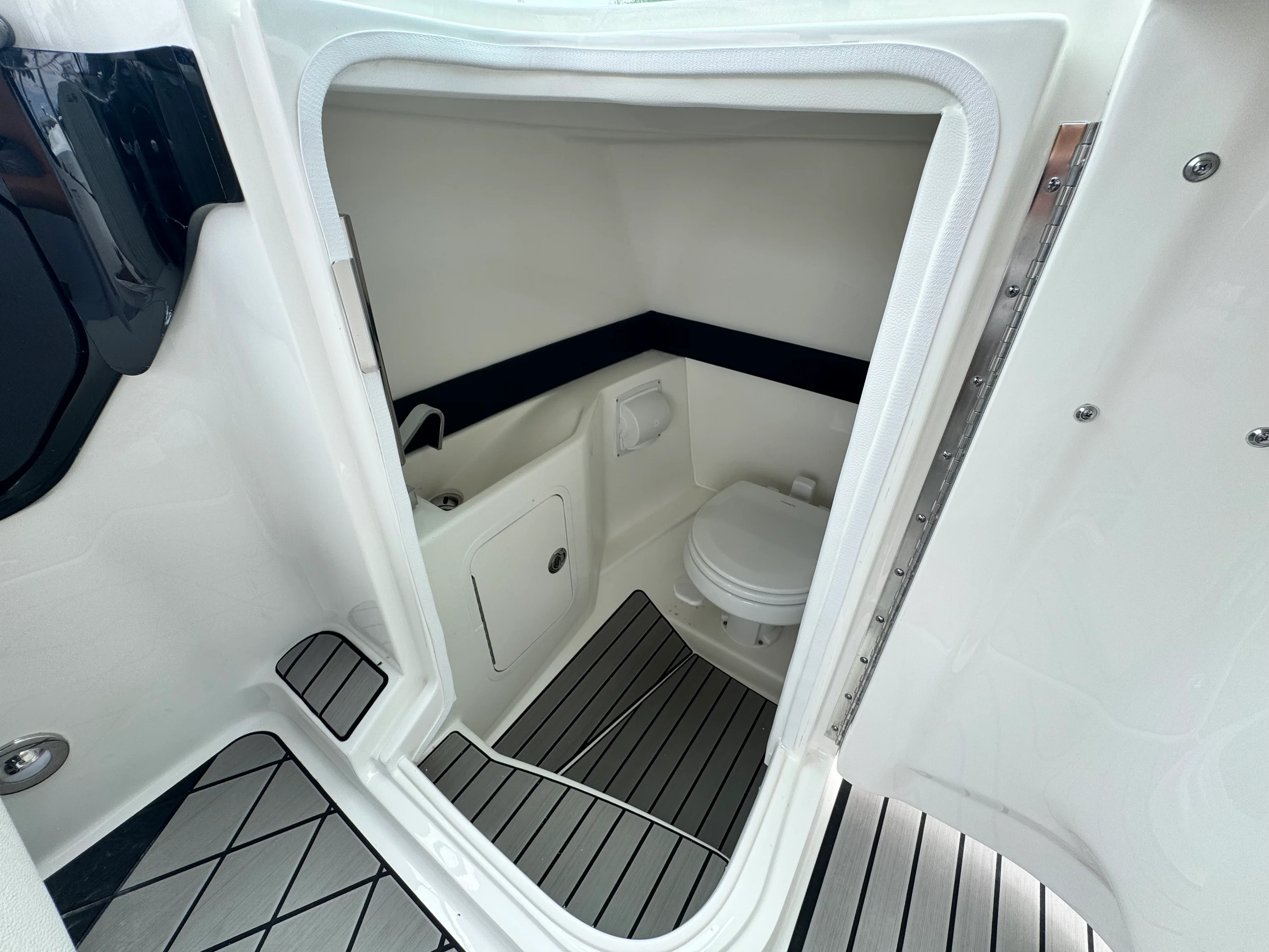2026 Sea Ray SLX 260 Outboard Image Thumbnail #22