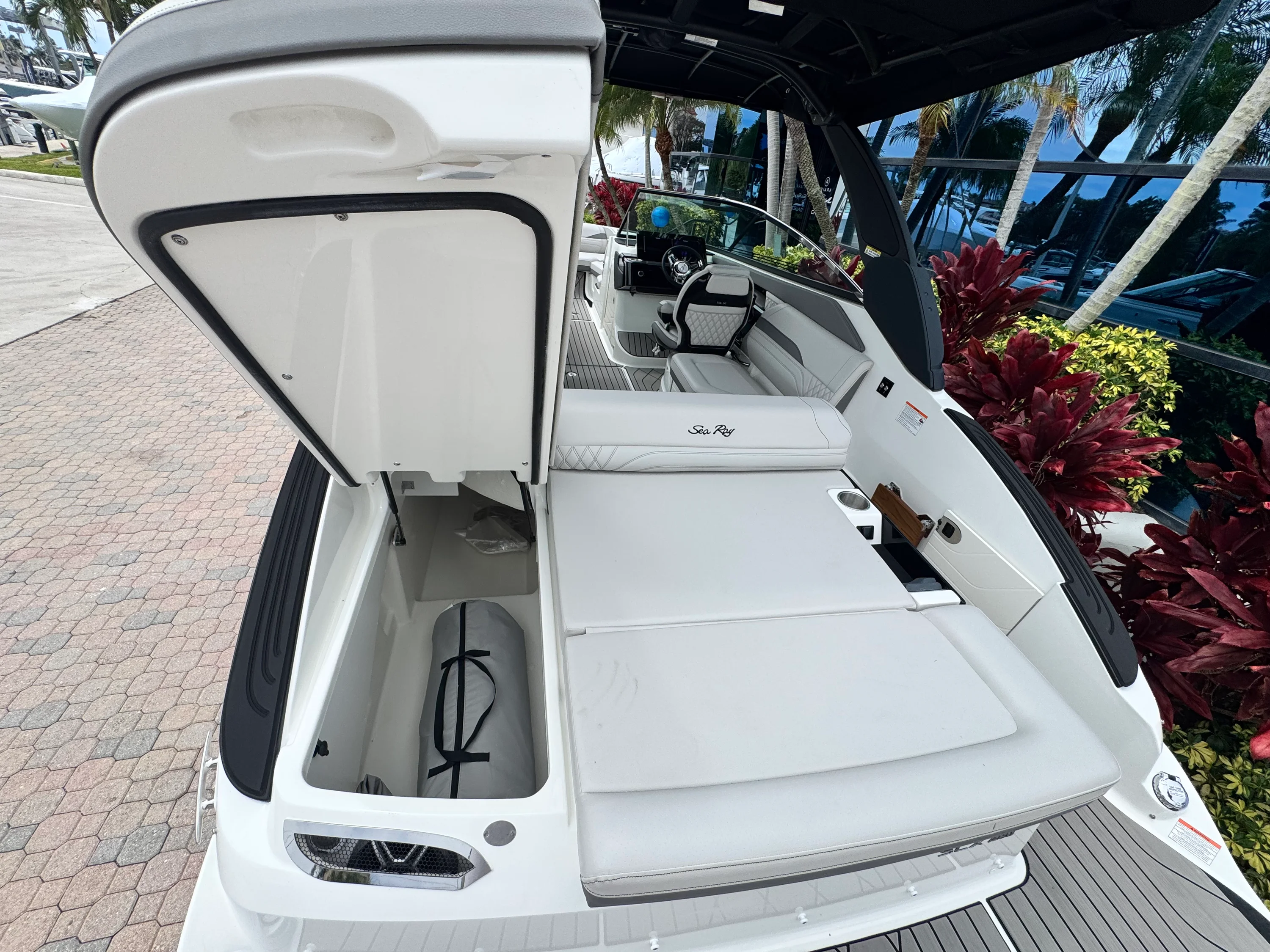 2026 Sea Ray SLX 260 Outboard Image Thumbnail #9