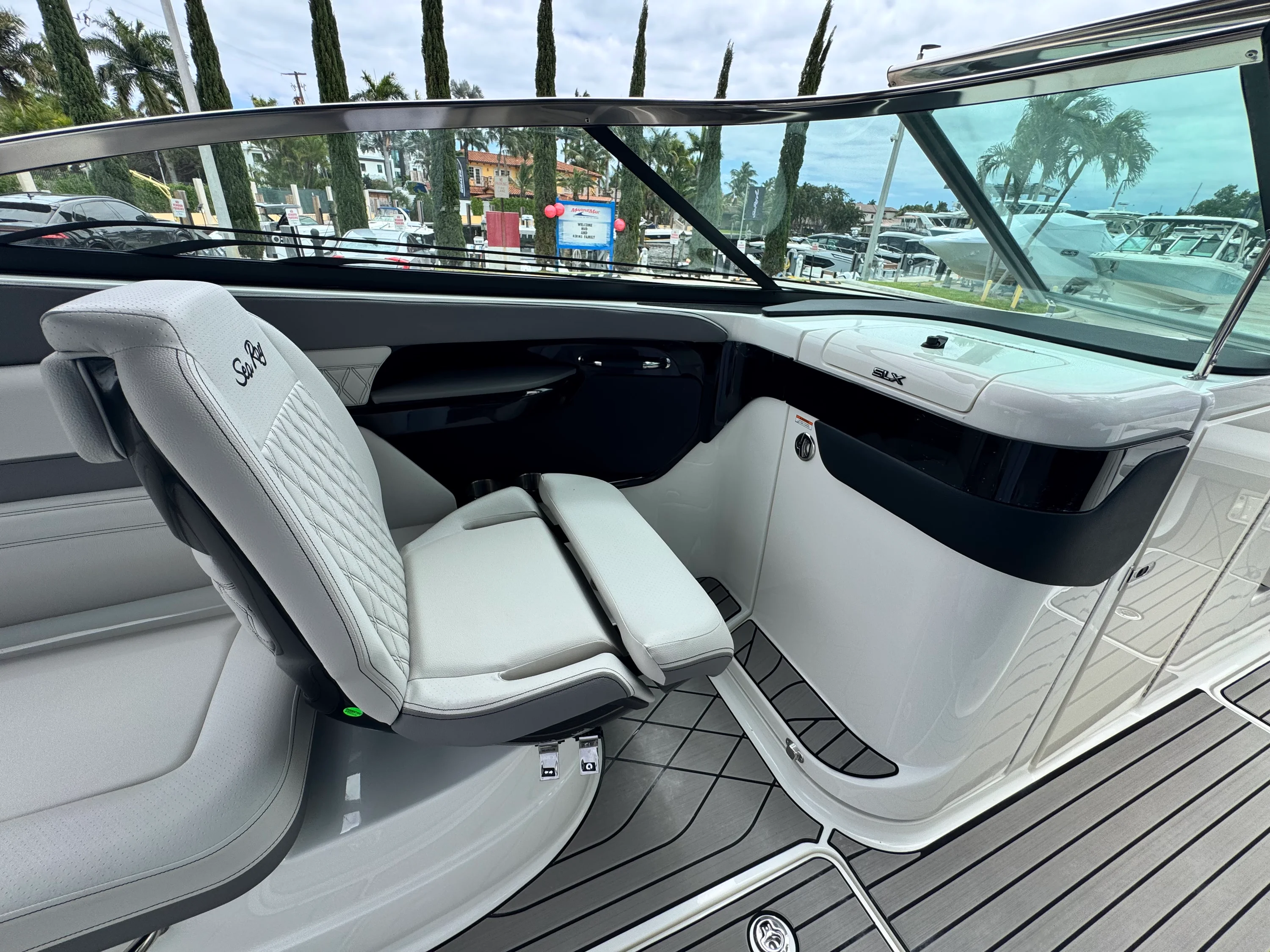 2026 Sea Ray SLX 260 Outboard Image Thumbnail #21