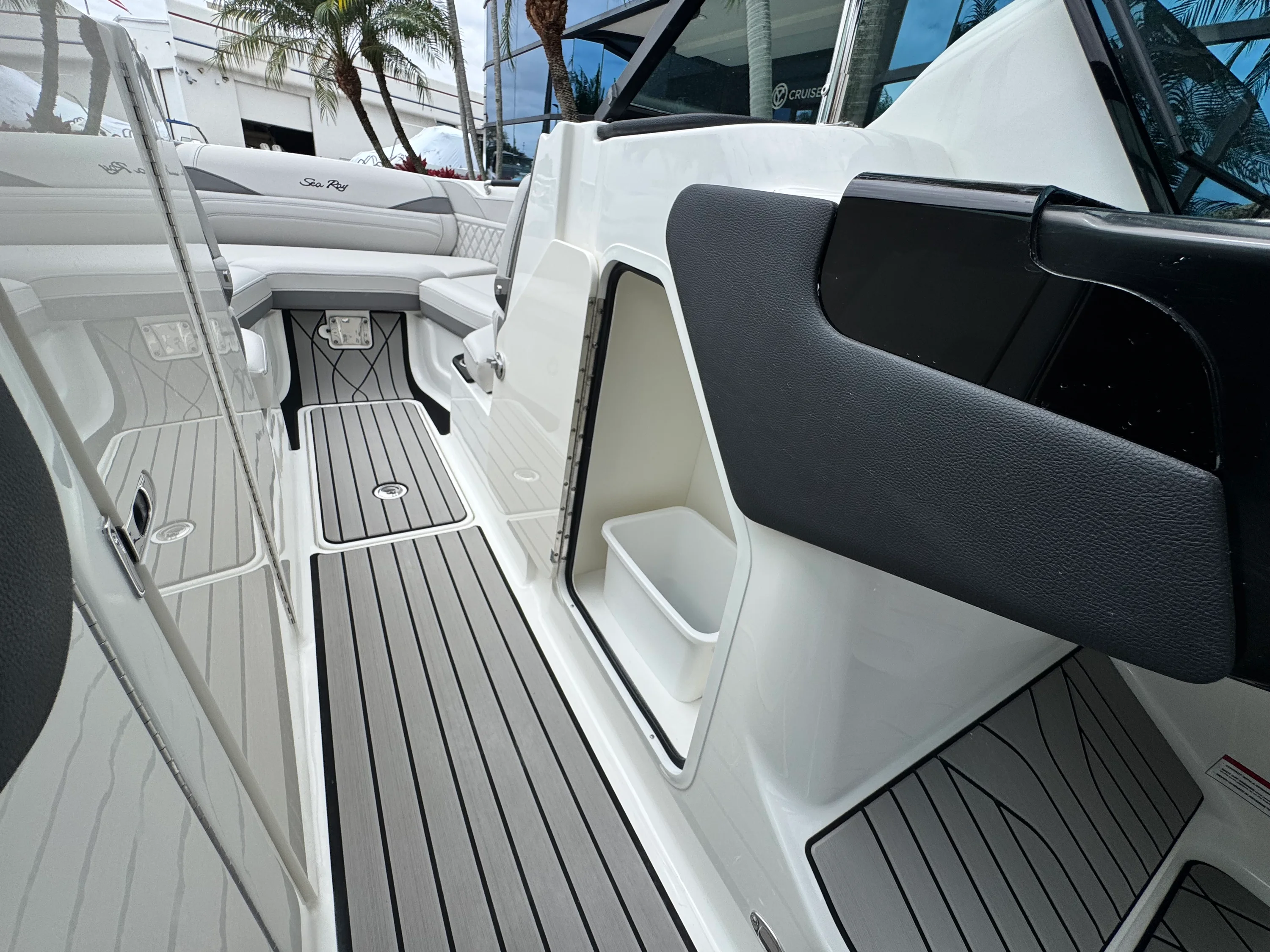 2026 Sea Ray SLX 260 Outboard Image Thumbnail #23