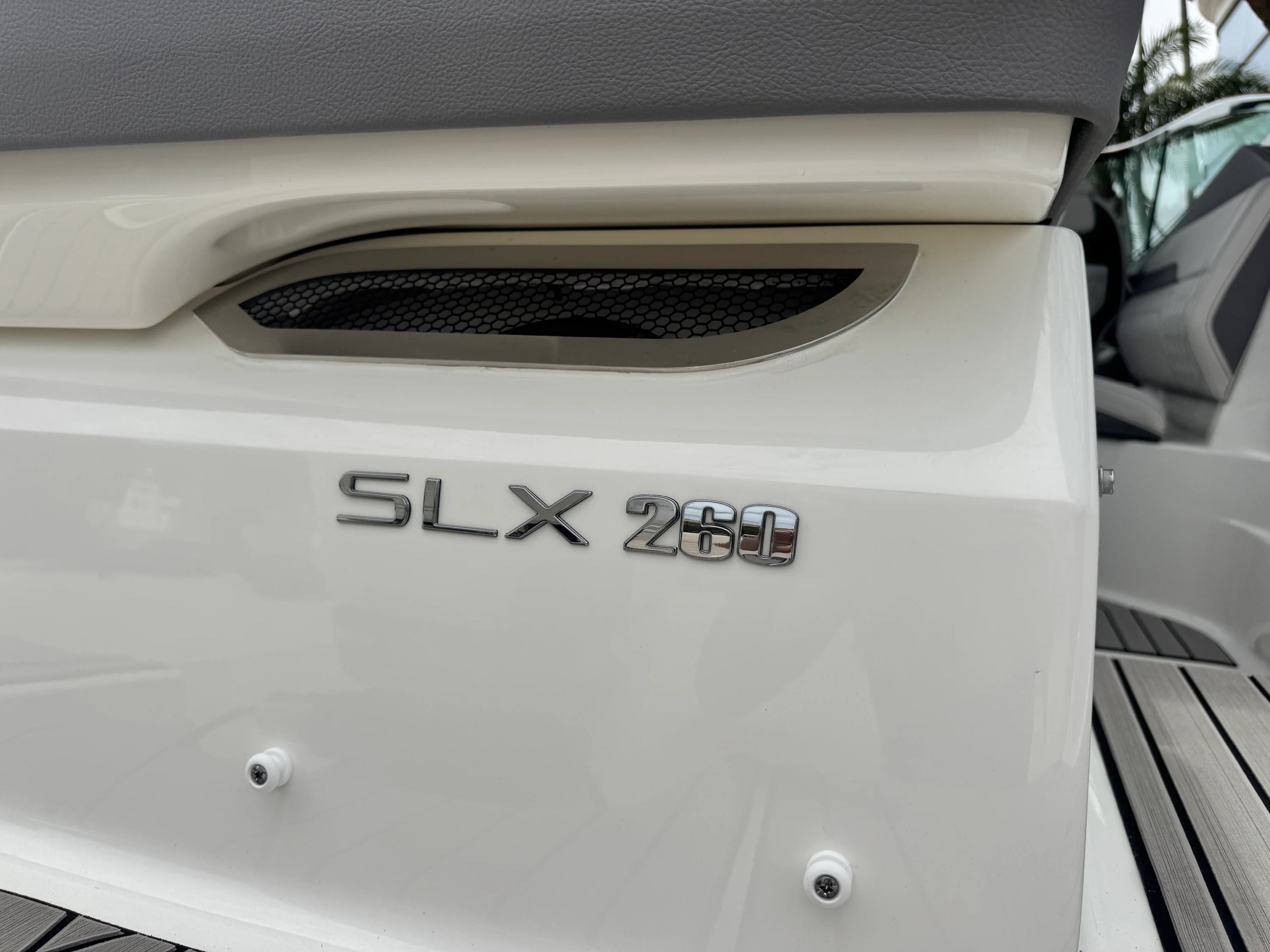 2026 Sea Ray SLX 260 Outboard Image Thumbnail #8