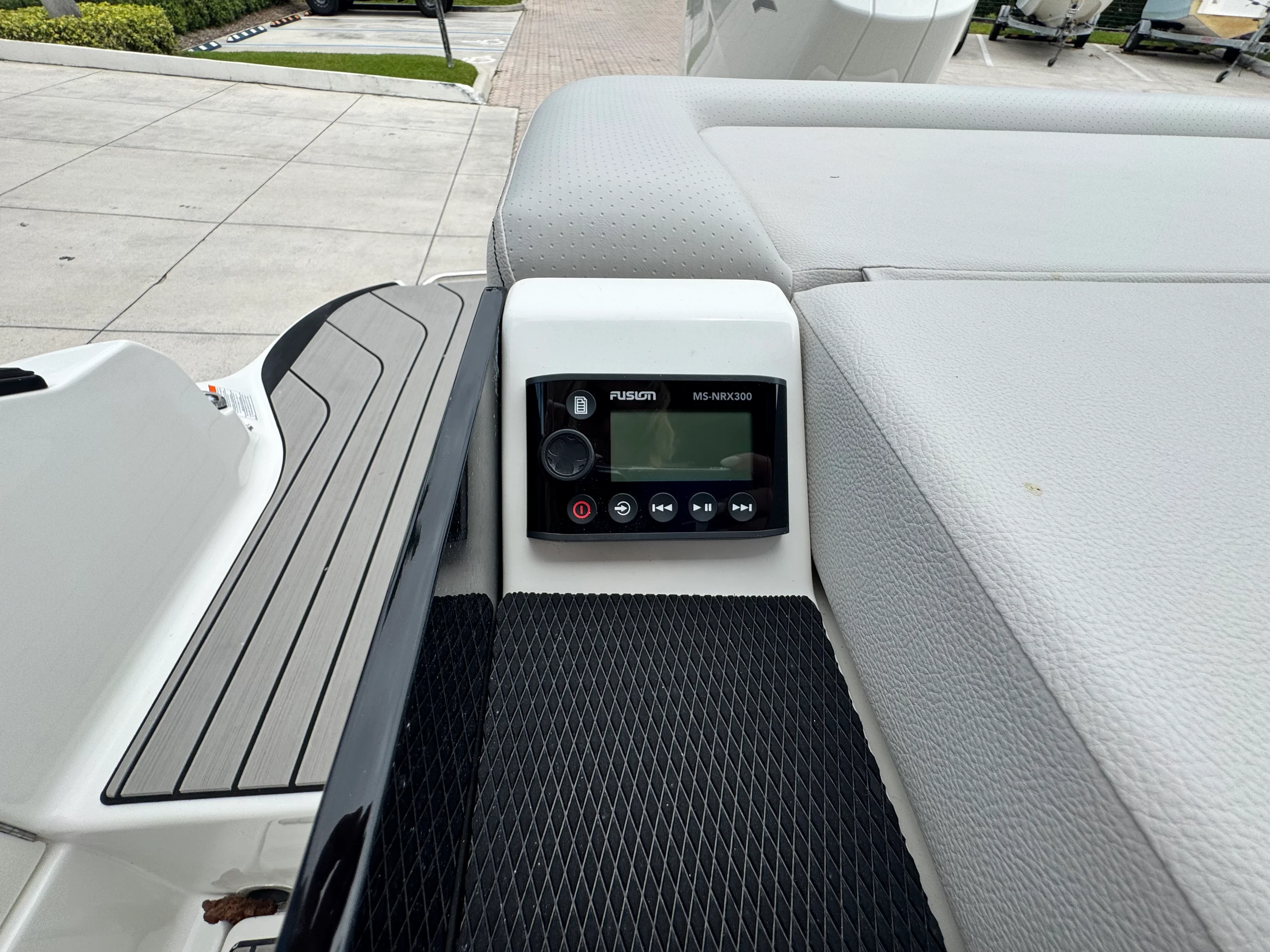 2026 Sea Ray SLX 260 Outboard Image Thumbnail #11