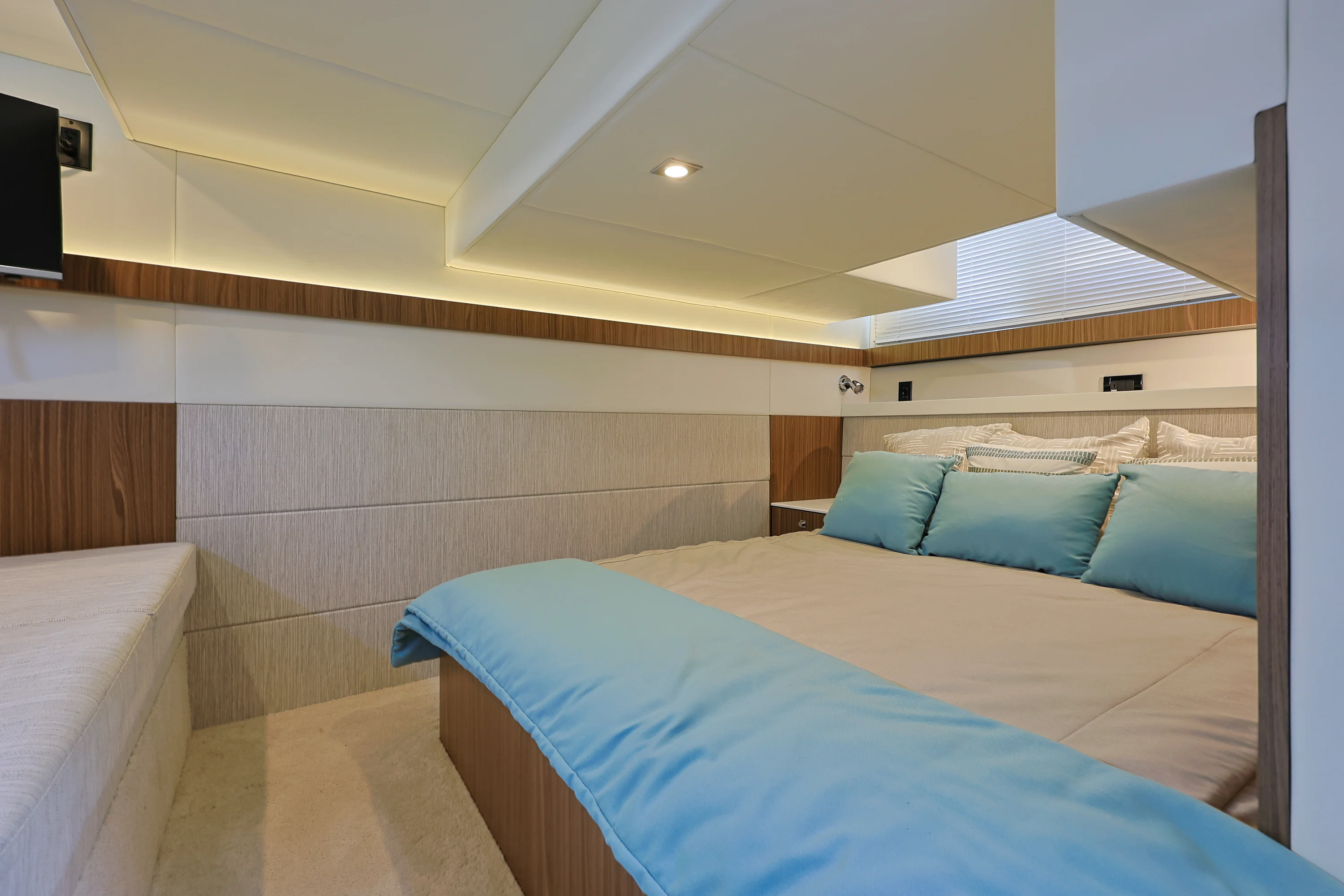 2026 Cruisers Yachts 42 Cantius Image Thumbnail #37