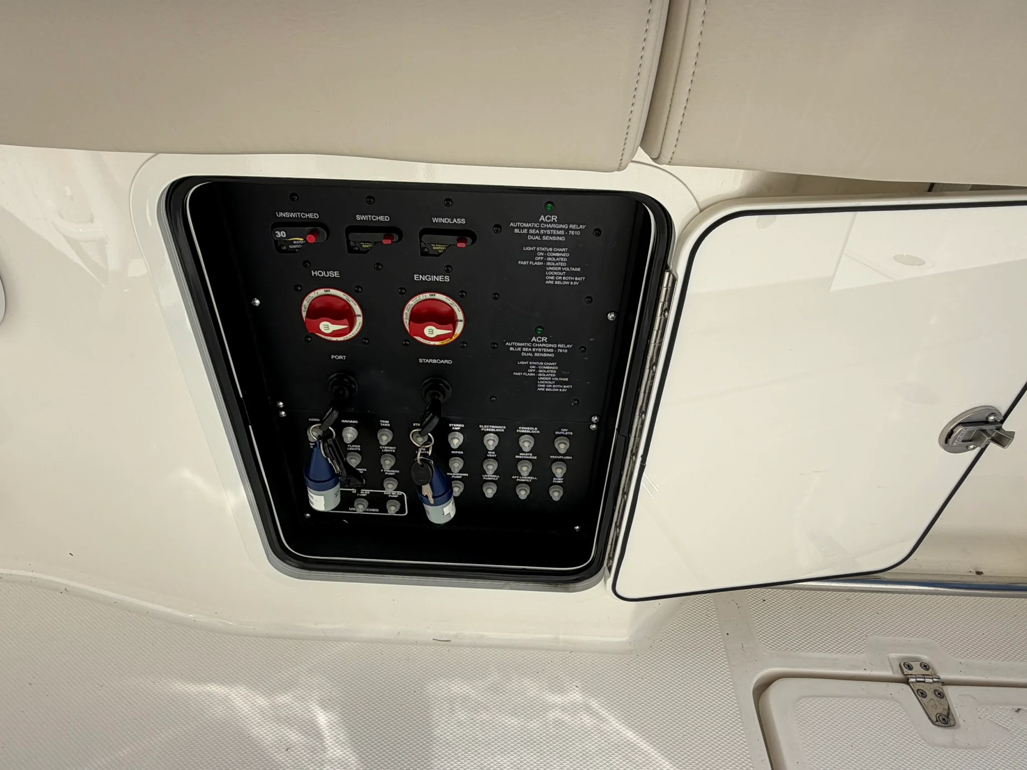 2024 Boston Whaler 330 OUTRAGE Image Thumbnail #30