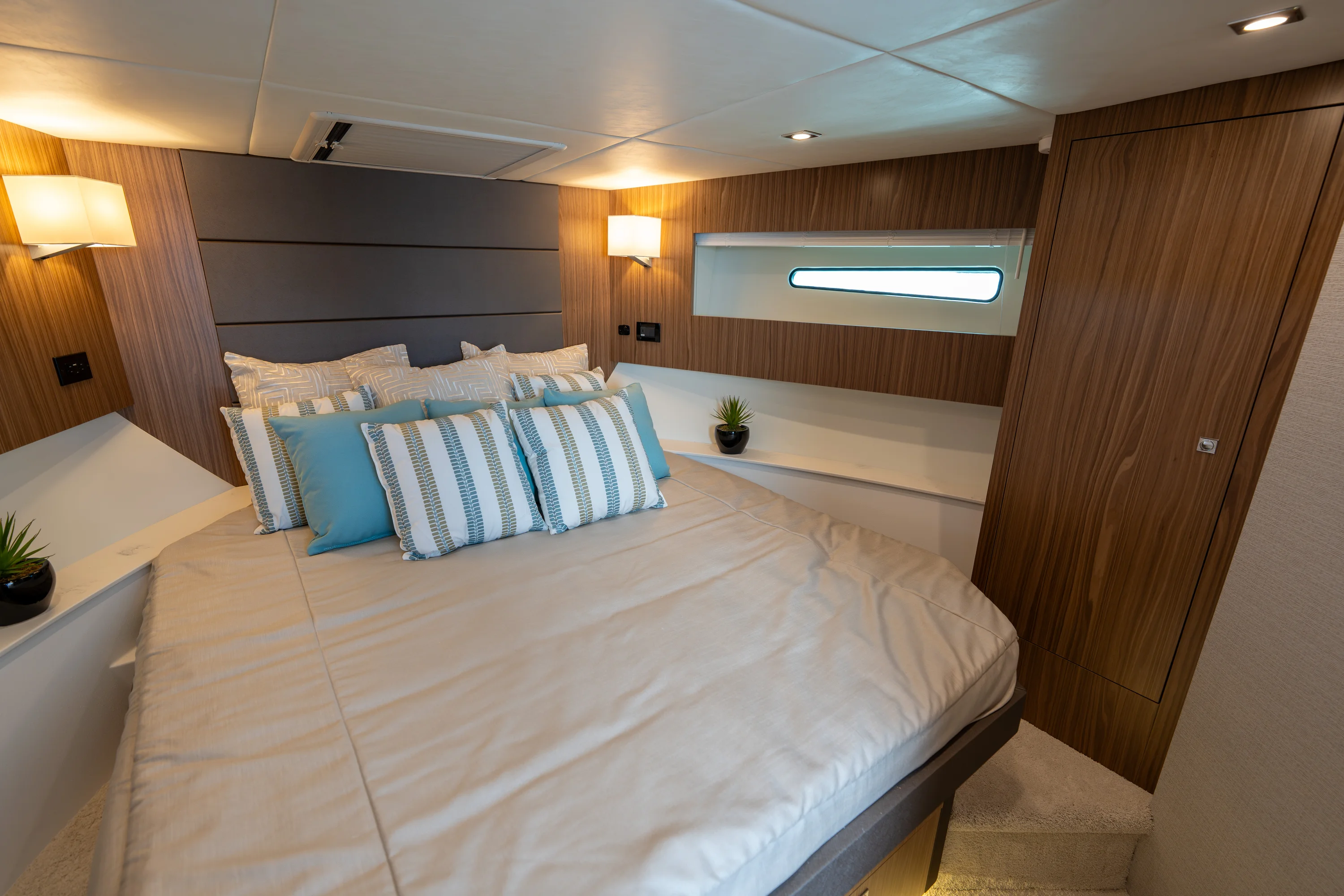 2026 Cruisers Yachts 42 Cantius Image Thumbnail #9