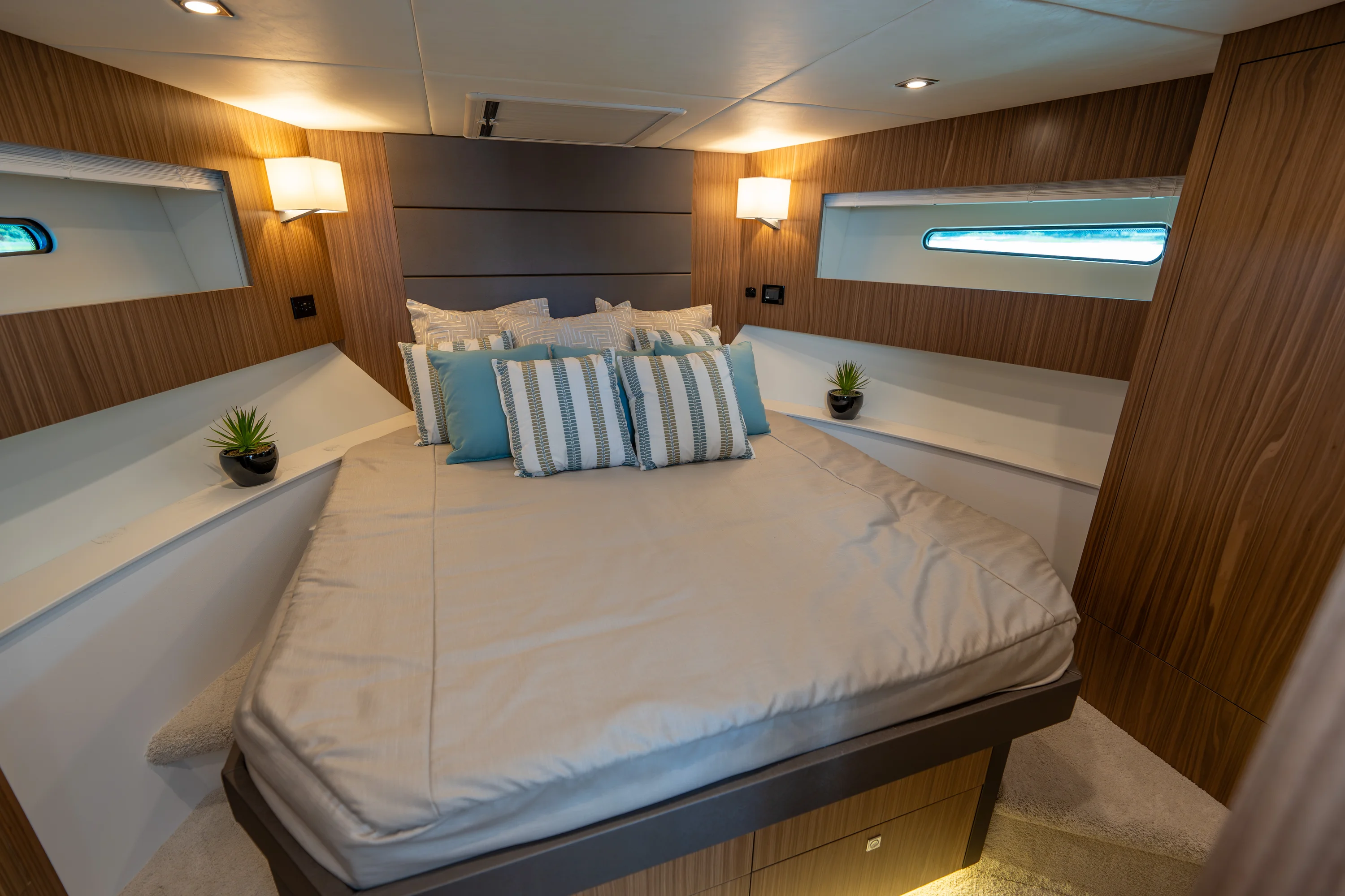 2026 Cruisers Yachts 42 Cantius Image Thumbnail #8