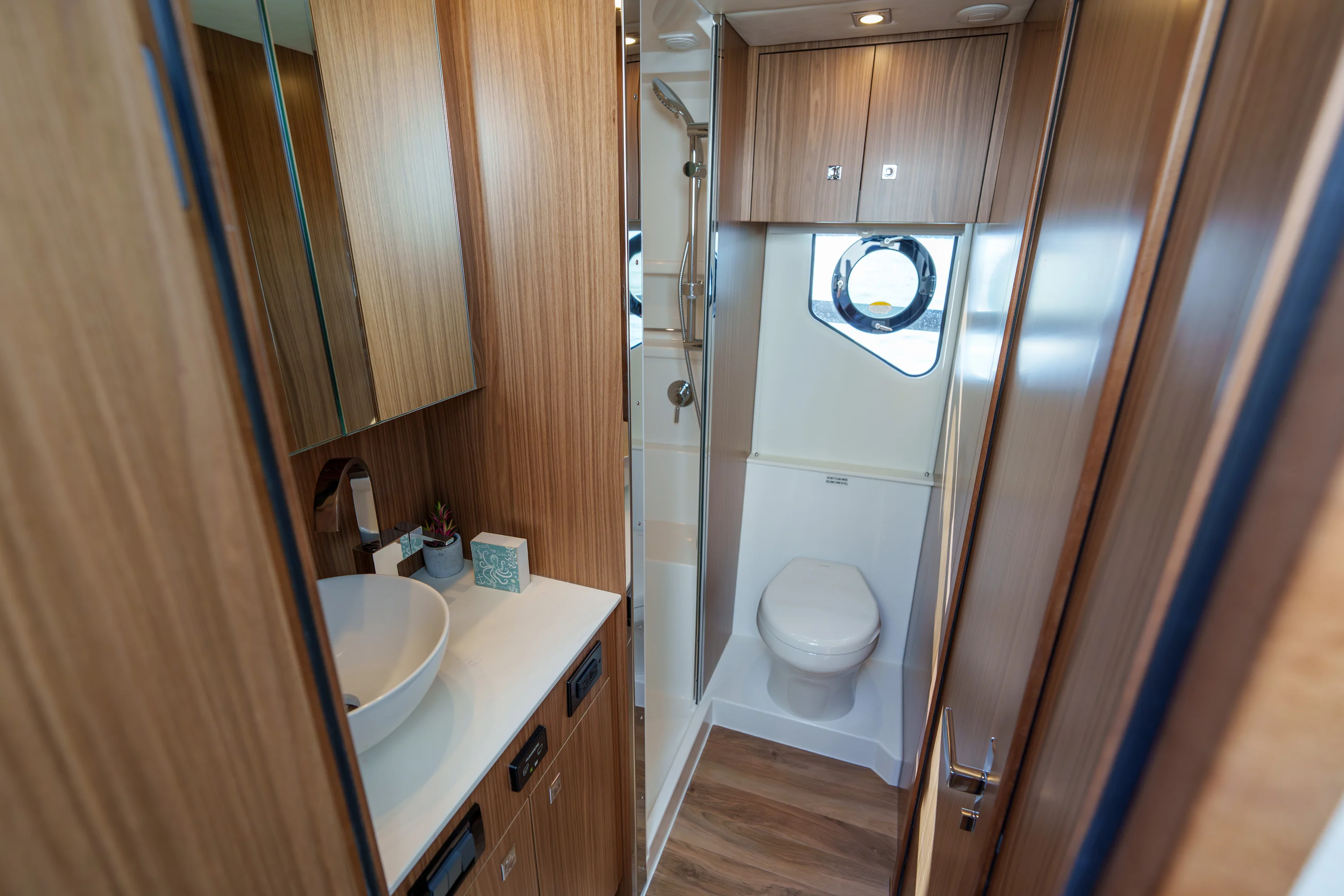 2026 Cruisers Yachts 42 Cantius Image Thumbnail #13