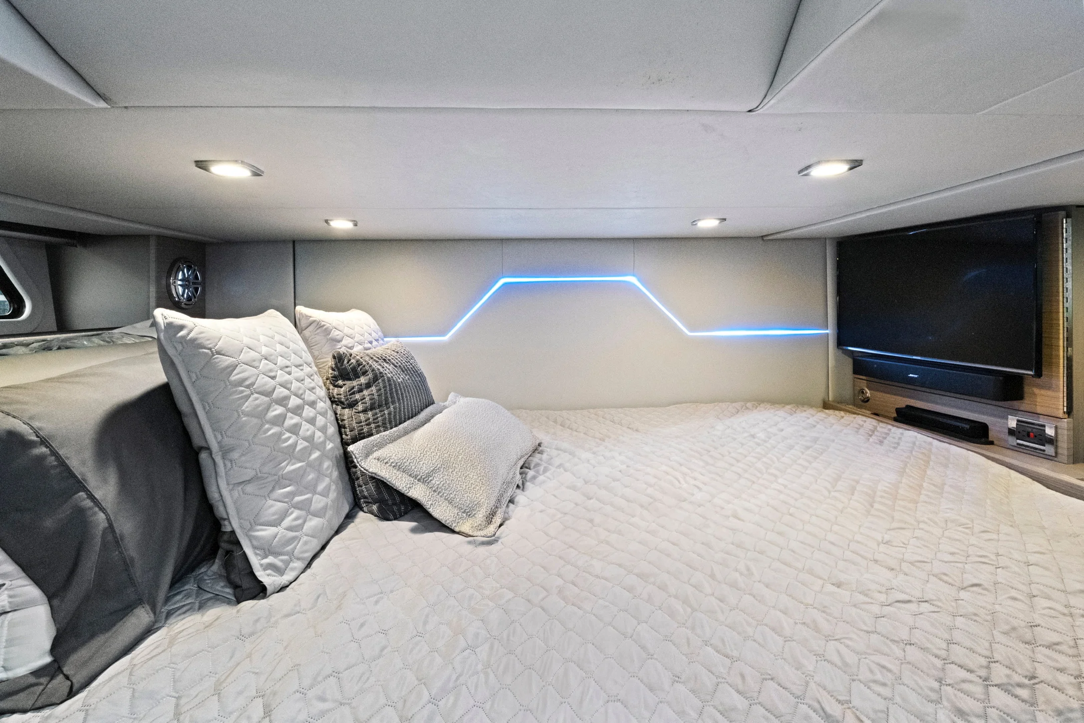 2019 Formula 430 CROSSOVER Image Thumbnail #19