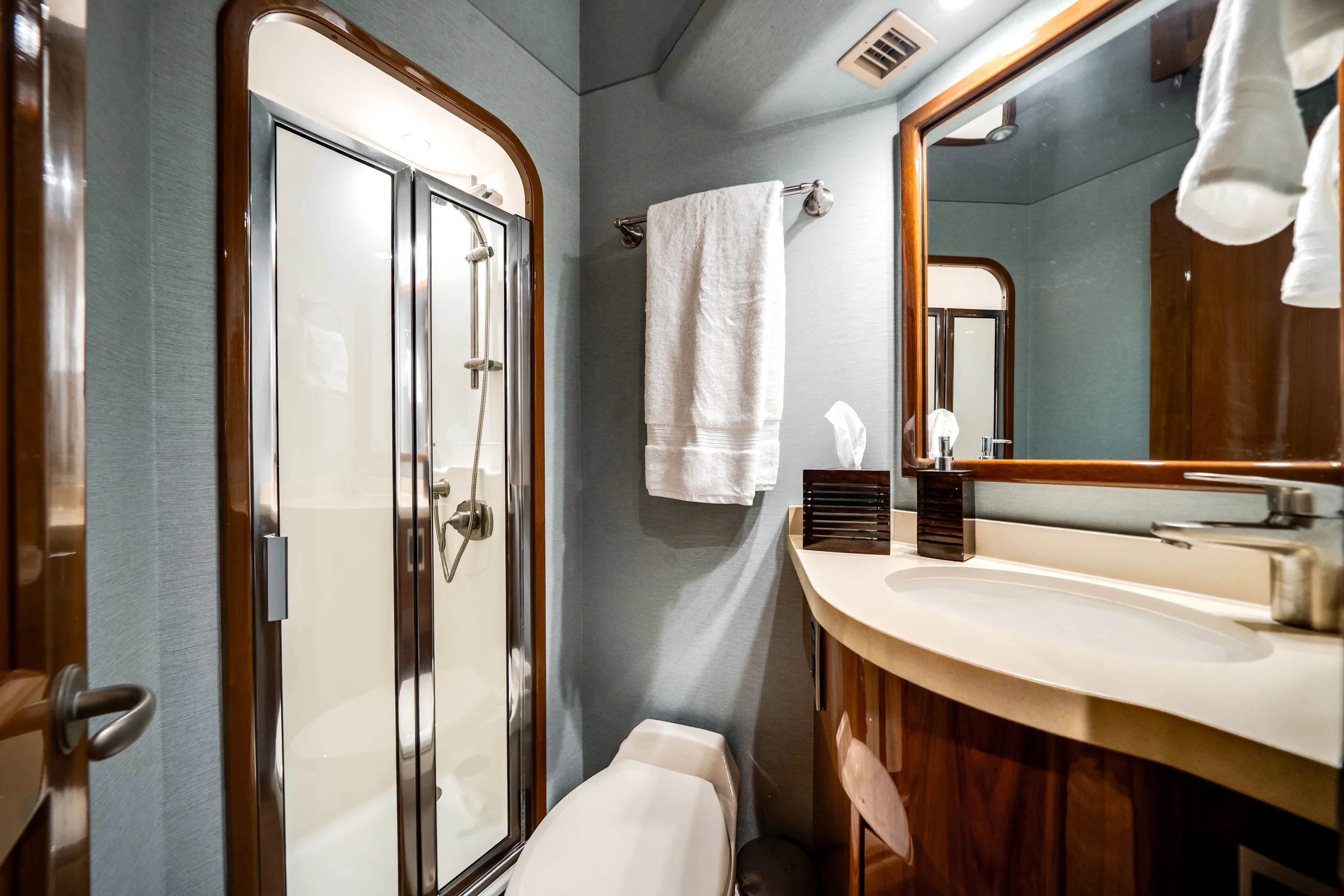 2015 Viking 70 CV ENCLOSED BRIDGE Image Thumbnail #50