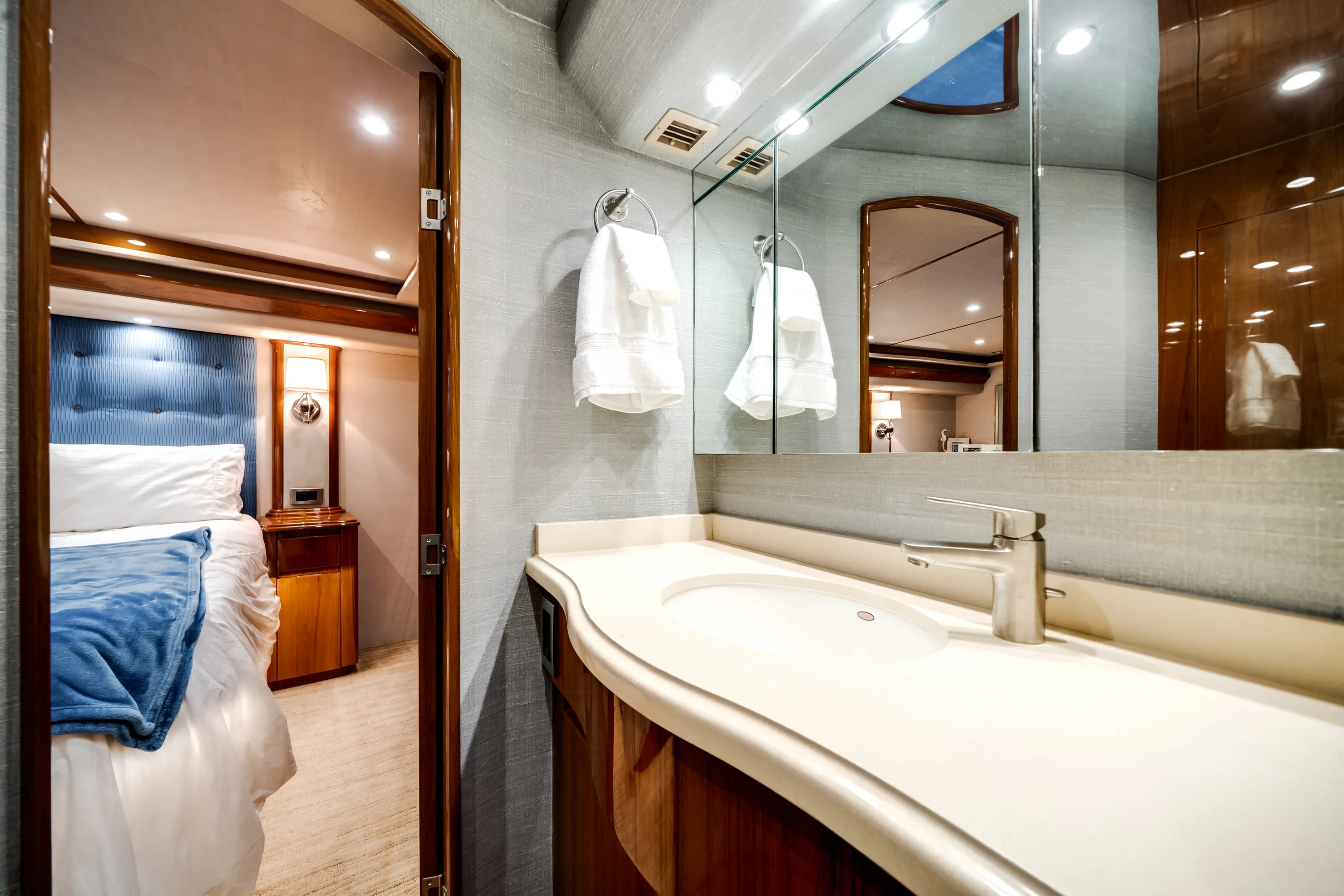 2015 Viking 70 CV ENCLOSED BRIDGE Image Thumbnail #44