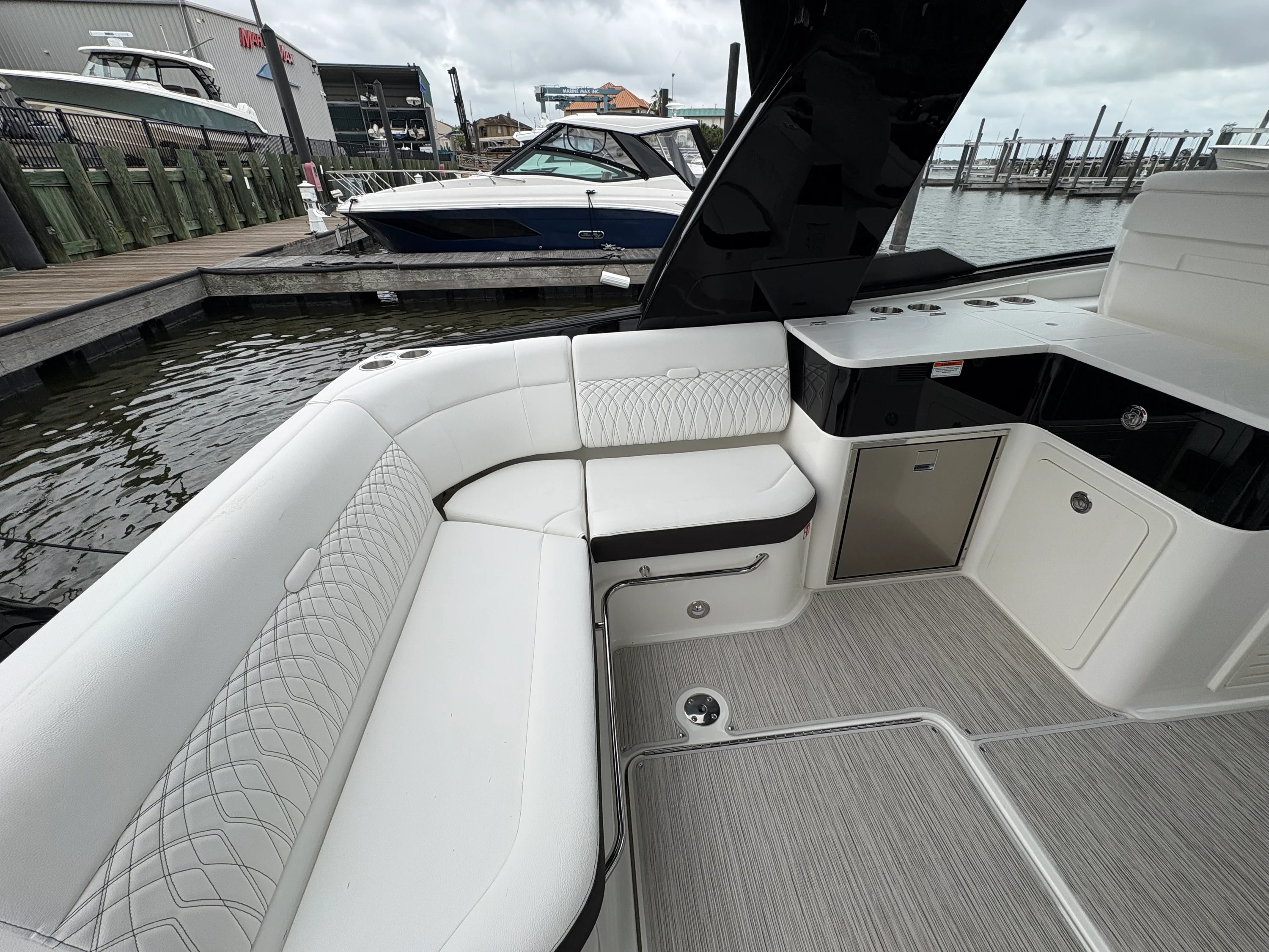 2026 Sea Ray Sundancer 370 Outboard Image Thumbnail #13