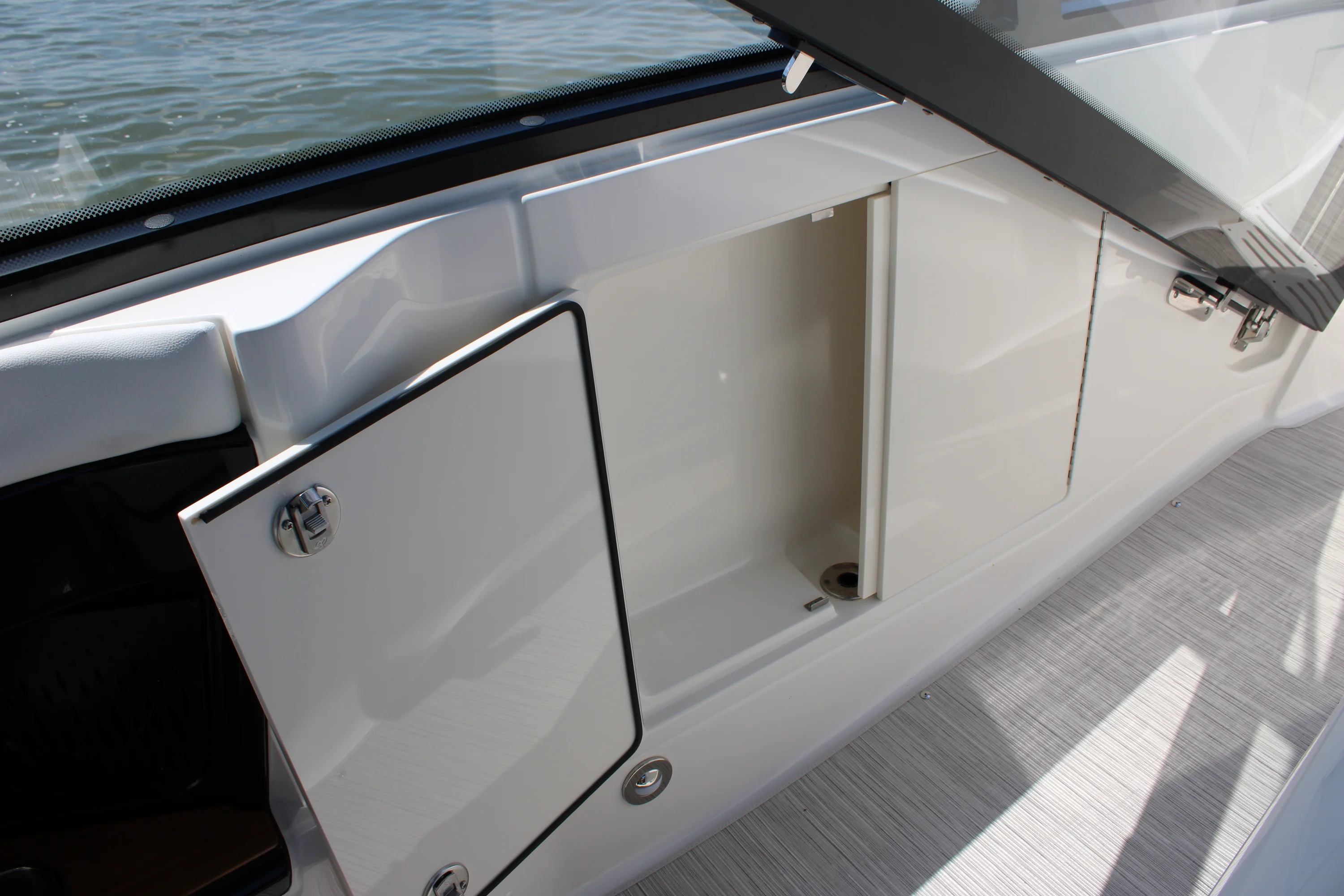 2026 Sea Ray Sundancer 370 Outboard Image Thumbnail #48