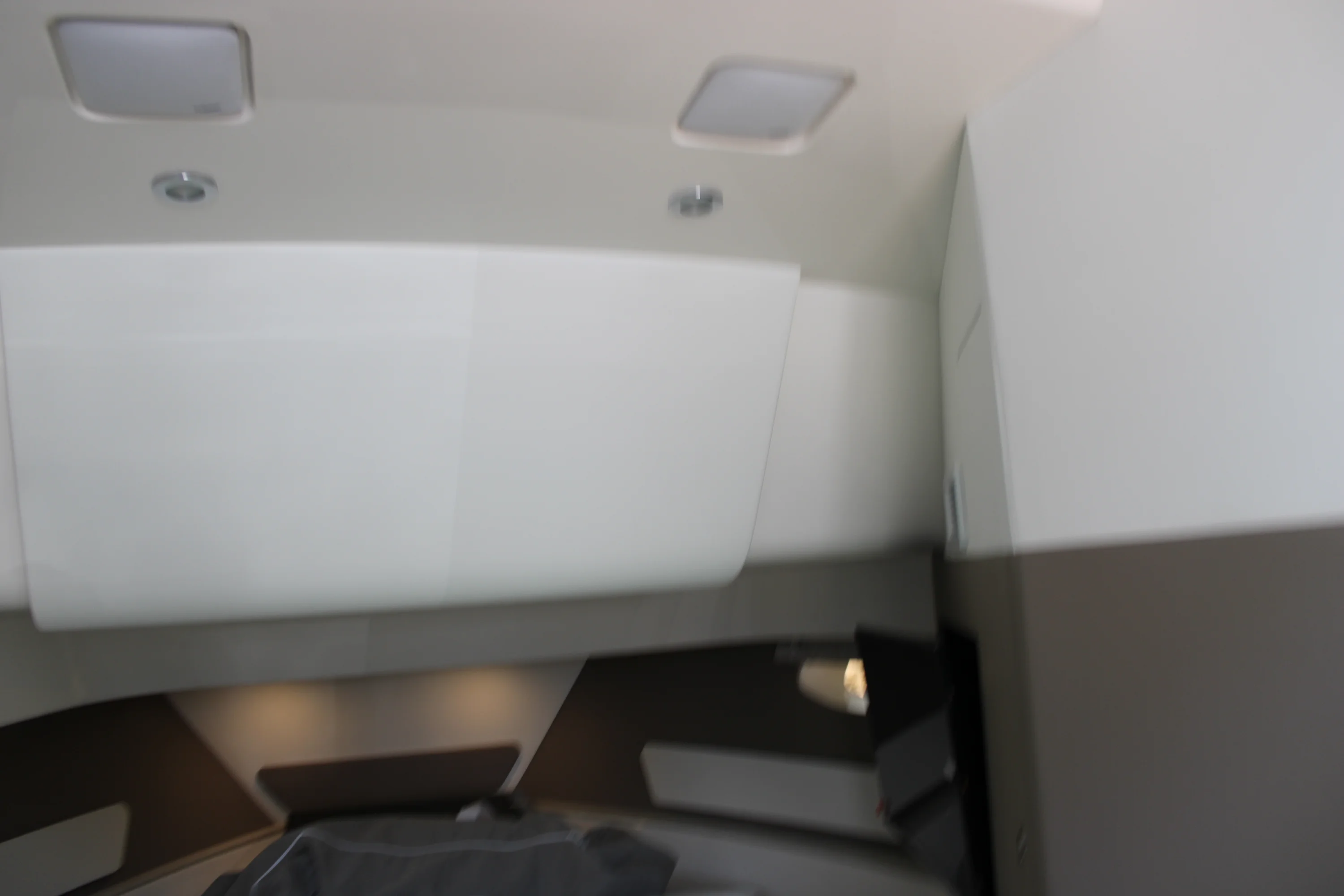 2026 Sea Ray Sundancer 370 Outboard Image Thumbnail #12