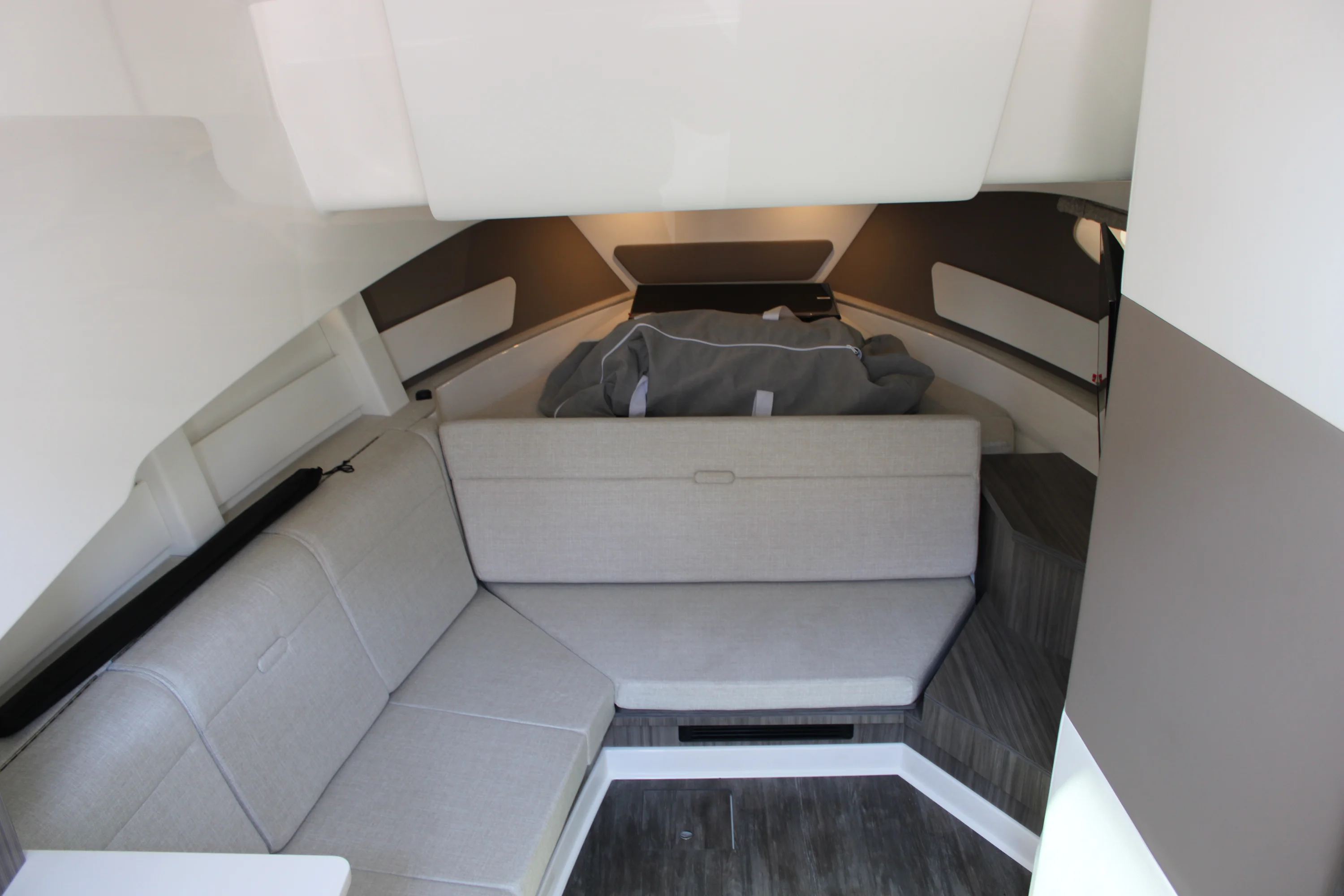 2026 Sea Ray Sundancer 370 Outboard Image Thumbnail #15