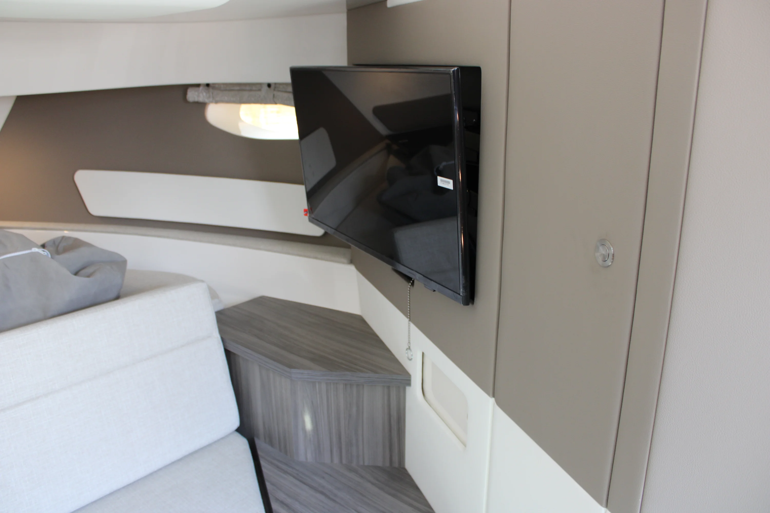 2026 Sea Ray Sundancer 370 Outboard Image Thumbnail #11