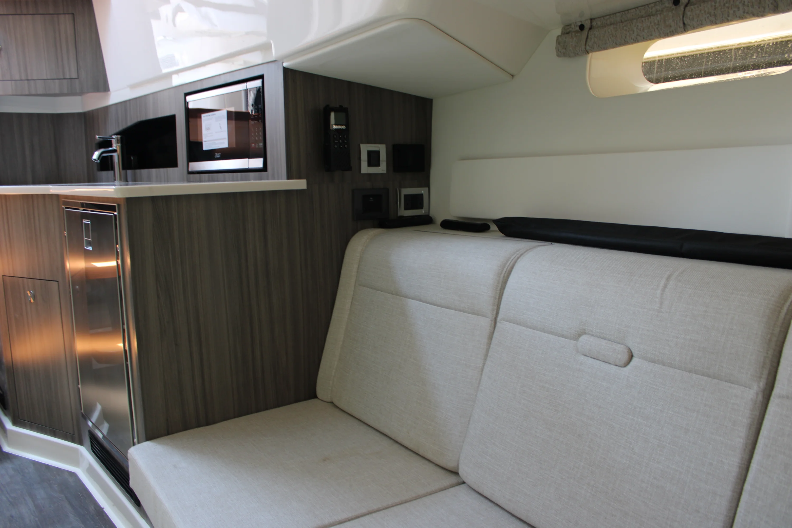 2026 Sea Ray Sundancer 370 Outboard Image Thumbnail #20