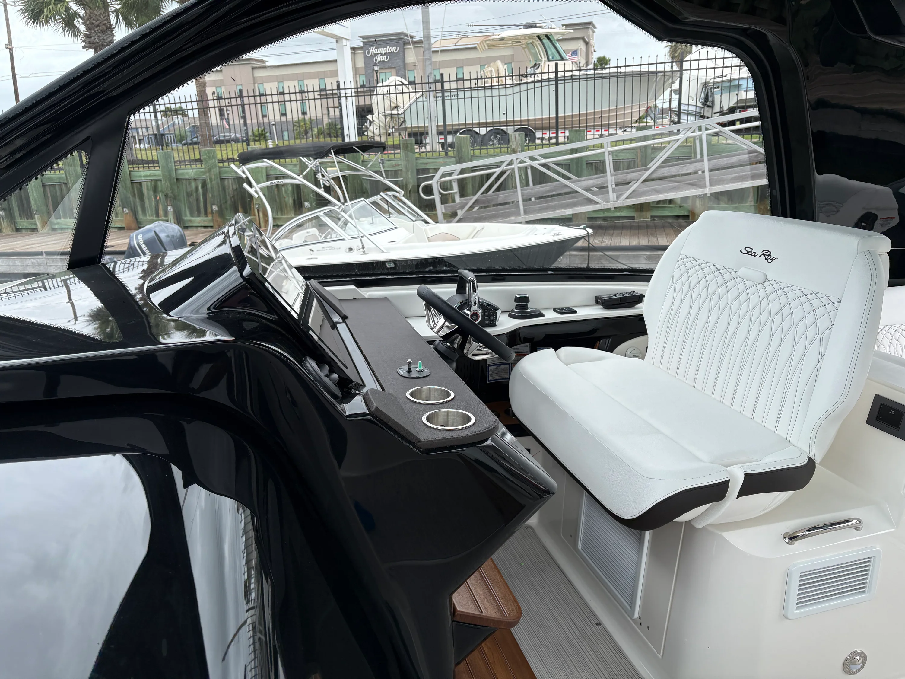 2026 Sea Ray Sundancer 370 Outboard Image Thumbnail #18