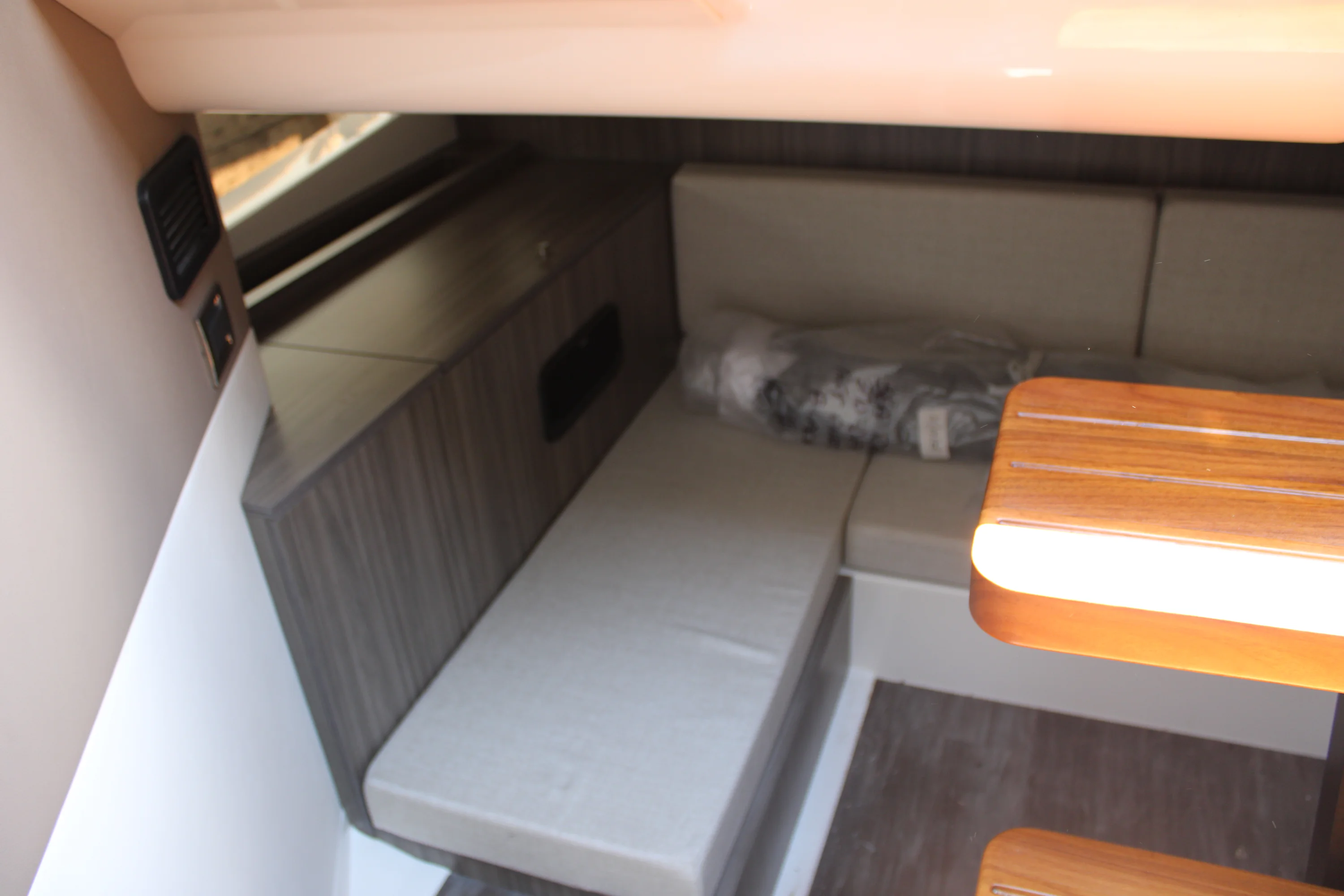 2026 Sea Ray Sundancer 370 Outboard Image Thumbnail #32