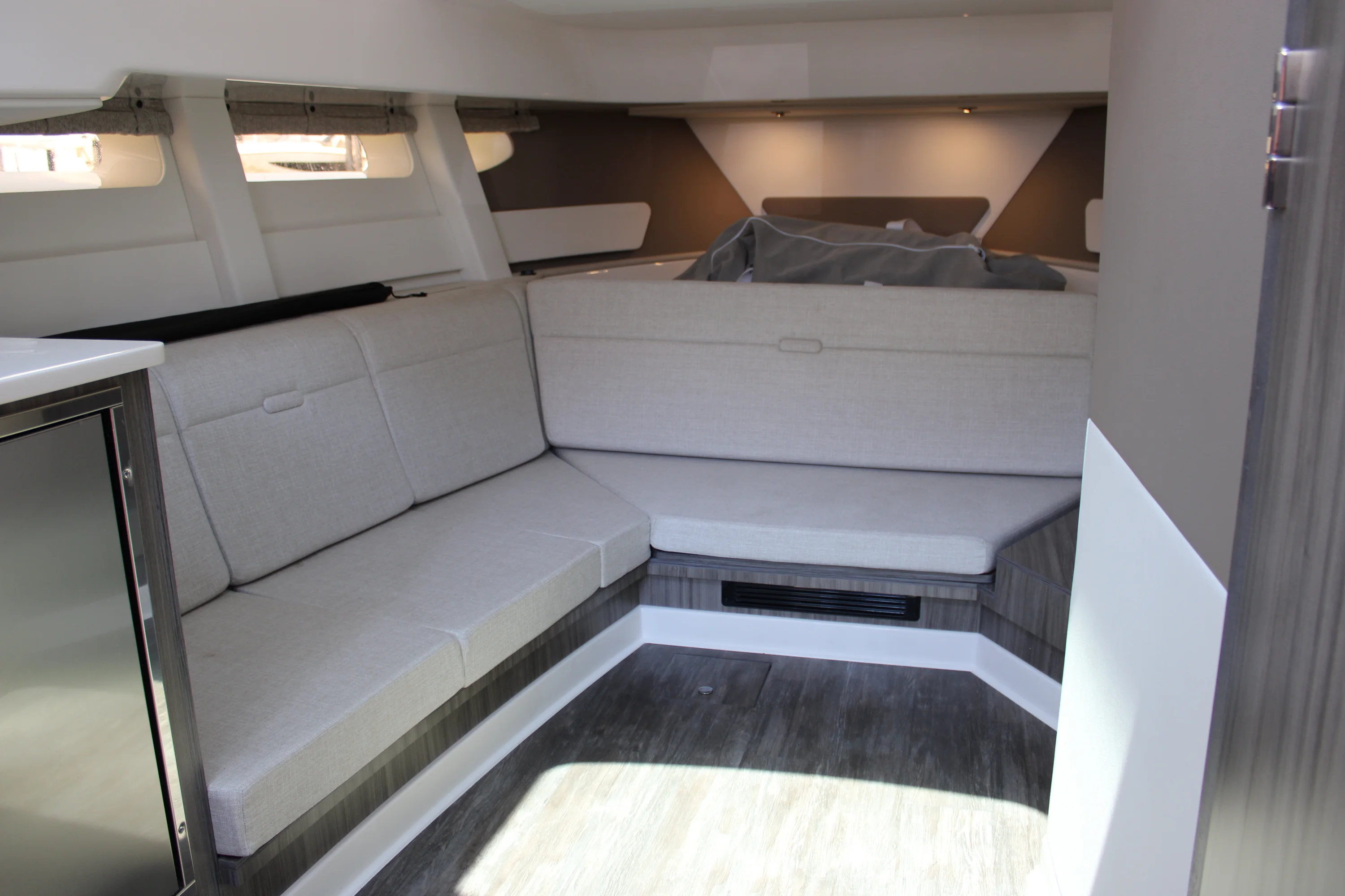 2026 Sea Ray Sundancer 370 Outboard Image Thumbnail #39