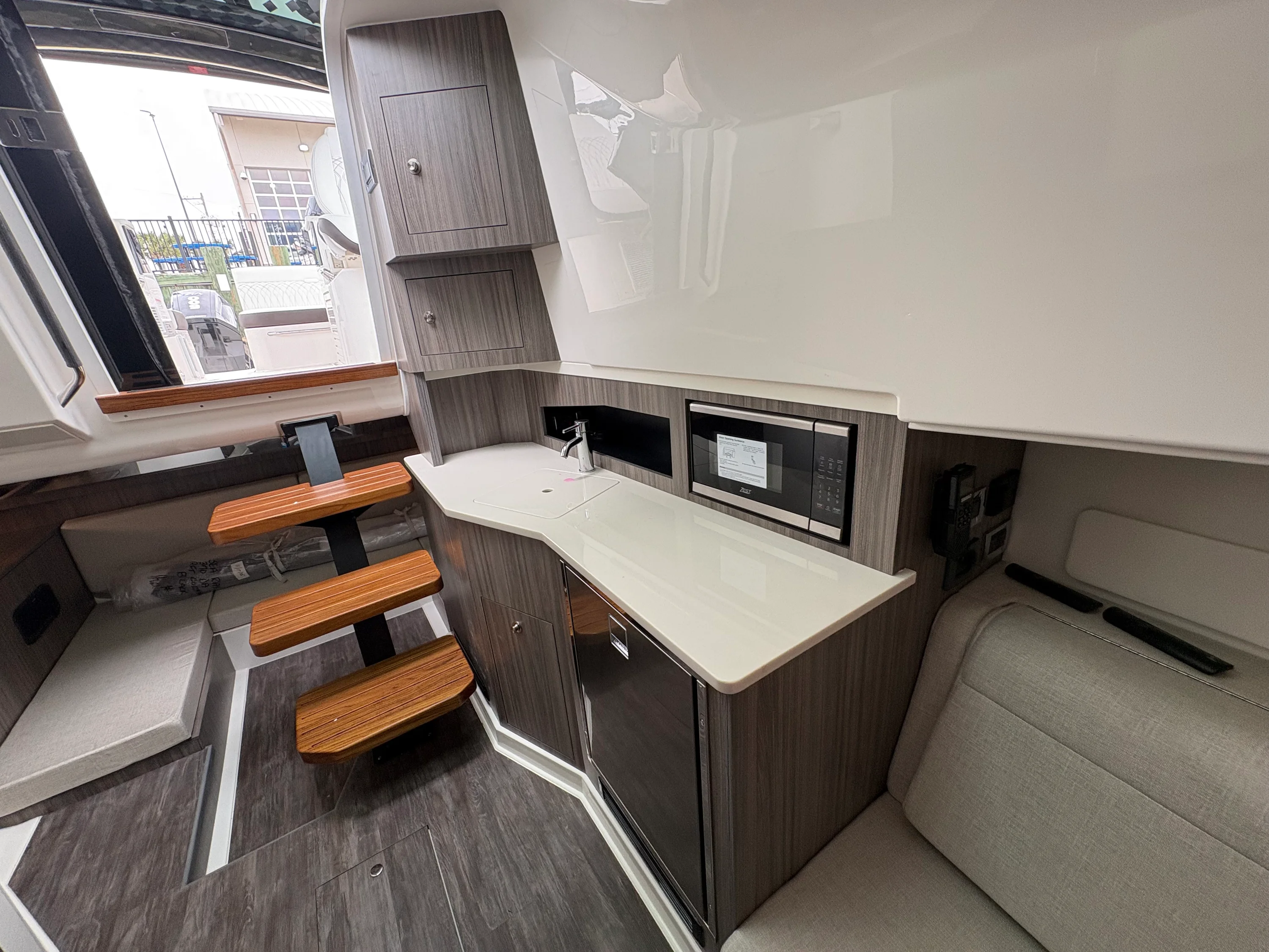 2026 Sea Ray Sundancer 370 Outboard Image Thumbnail #15