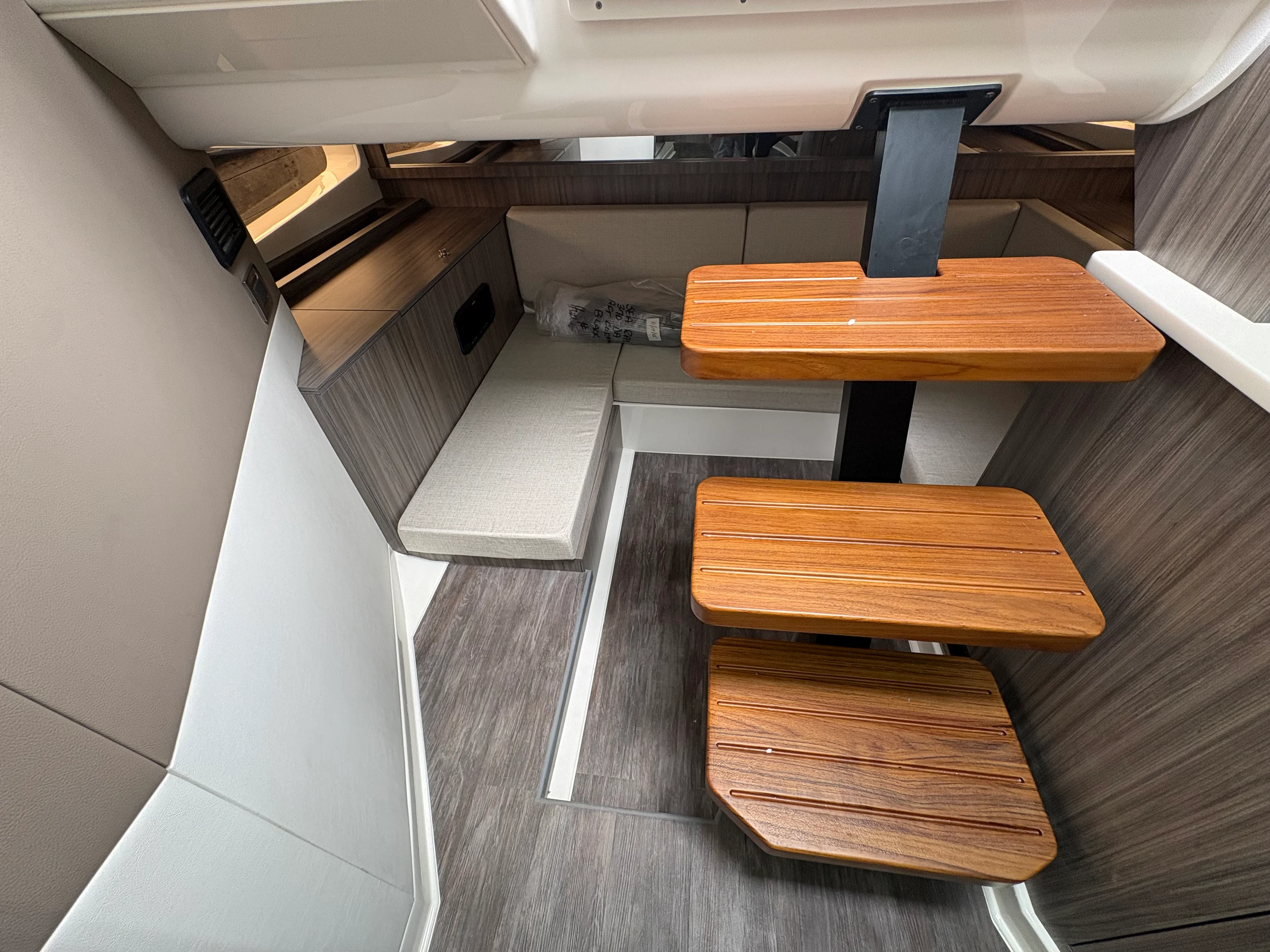 2026 Sea Ray Sundancer 370 Outboard Image Thumbnail #19