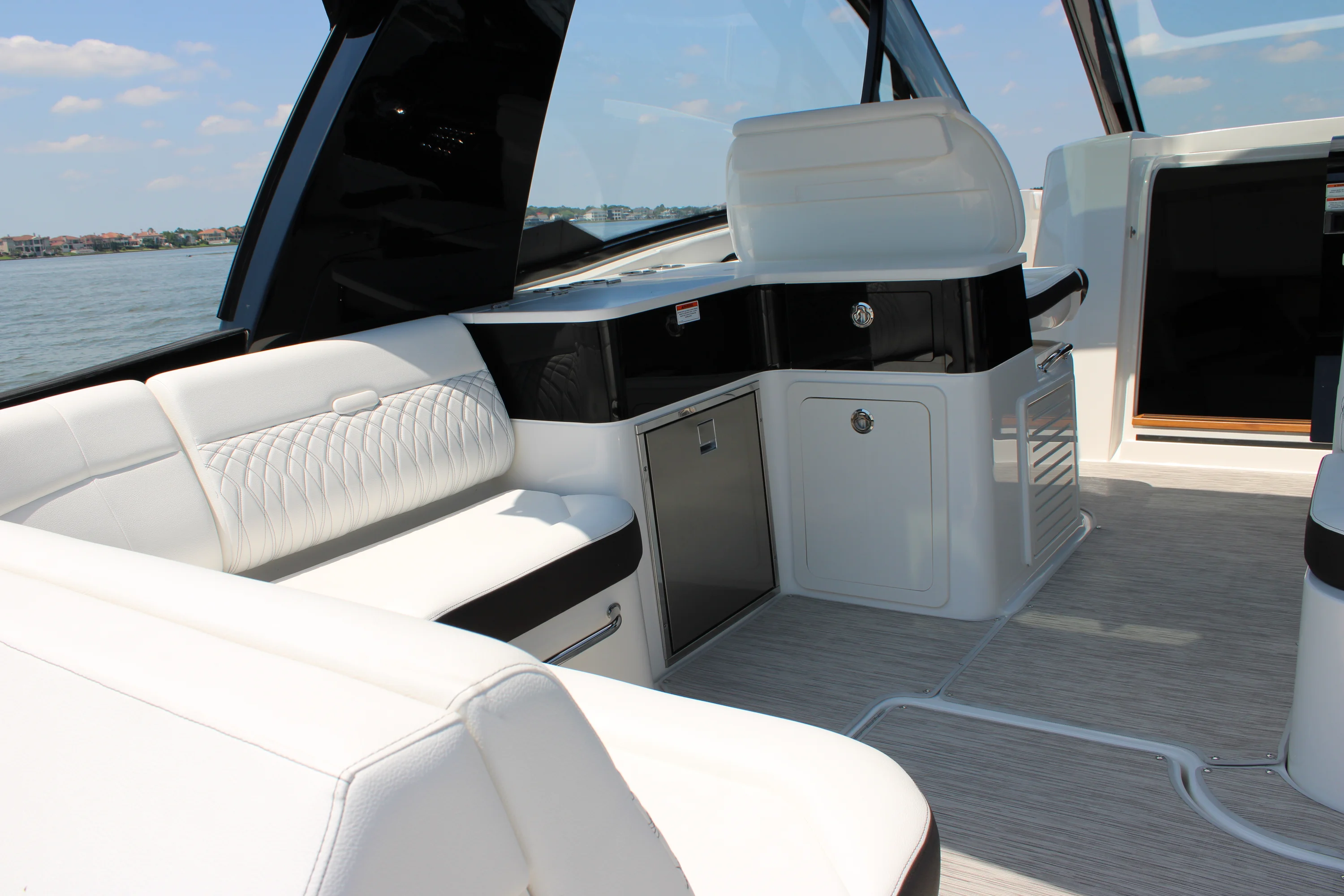 2026 Sea Ray Sundancer 370 Outboard Image Thumbnail #76
