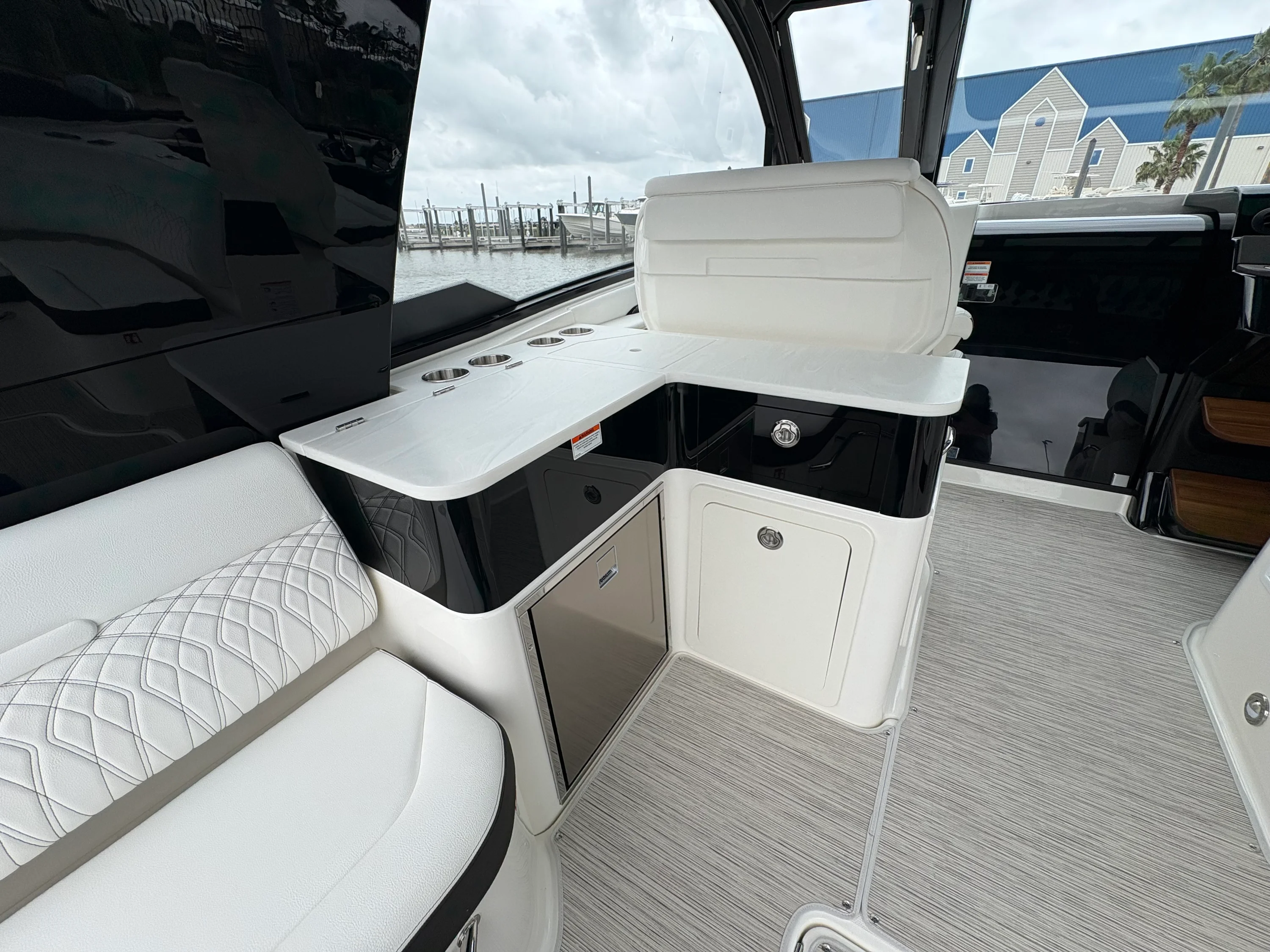 2026 Sea Ray Sundancer 370 Outboard Image Thumbnail #12