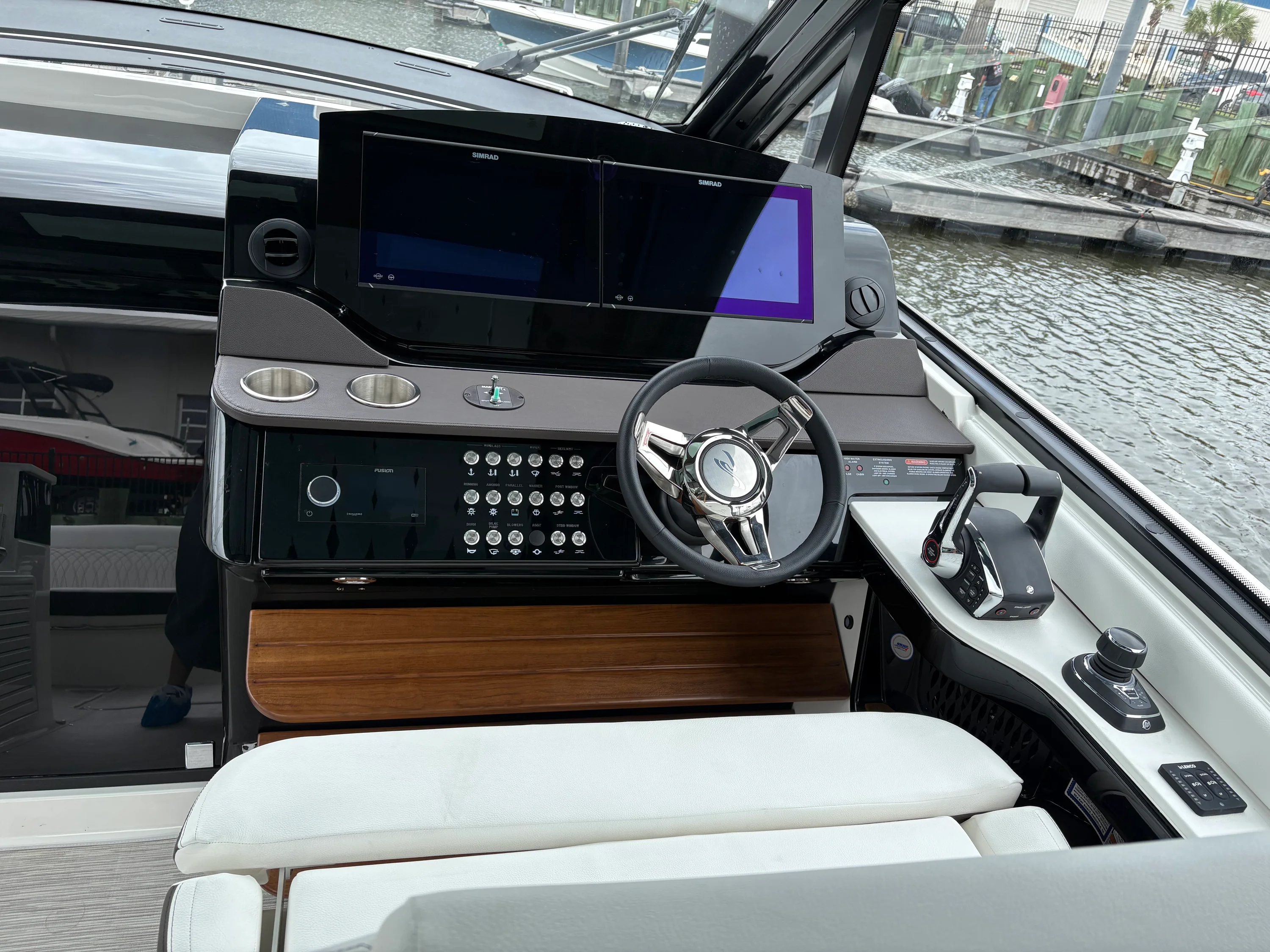 2026 Sea Ray Sundancer 370 Outboard Image Thumbnail #10