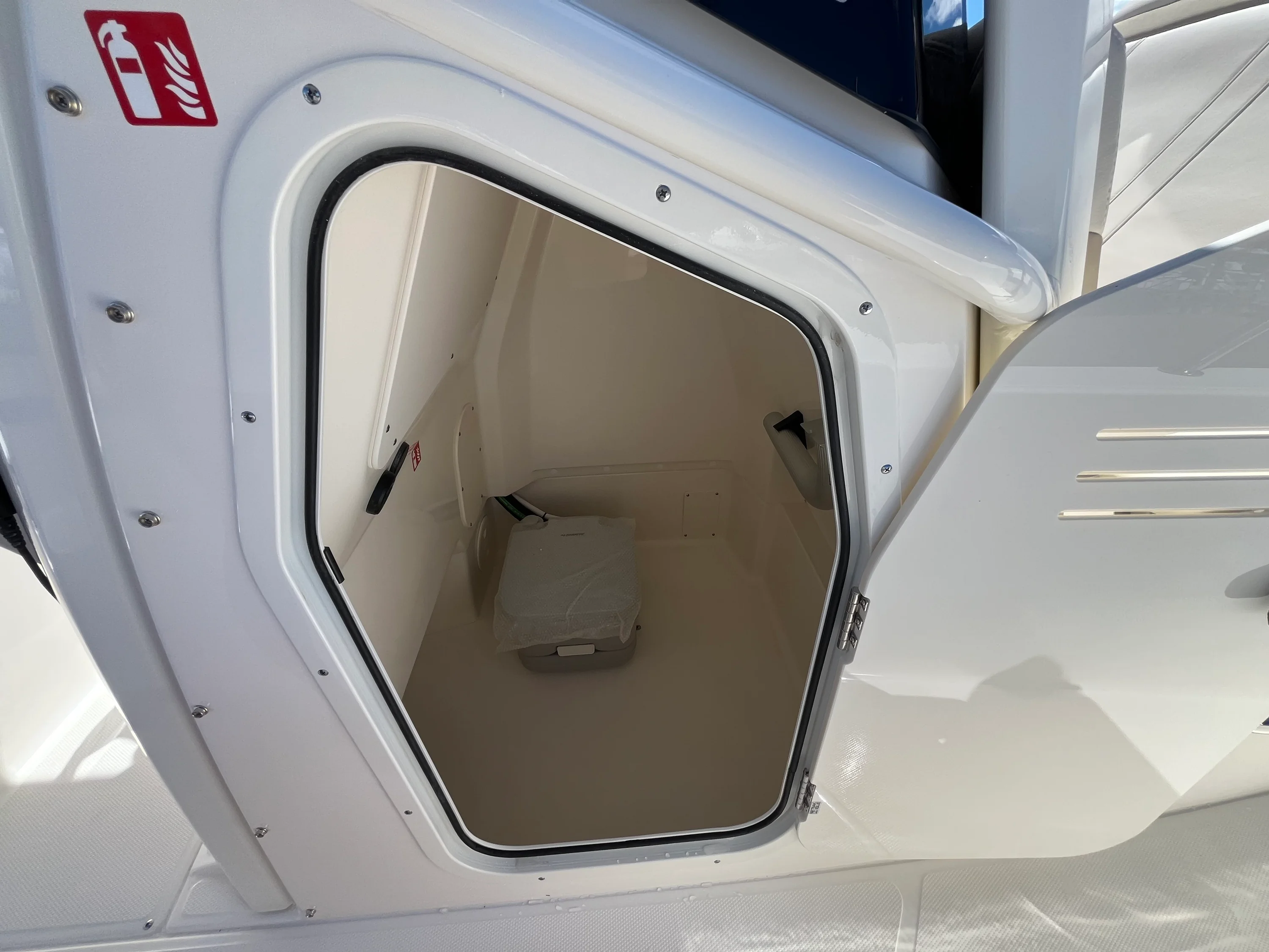 2026 Boston Whaler 250 Dauntless Image Thumbnail #9