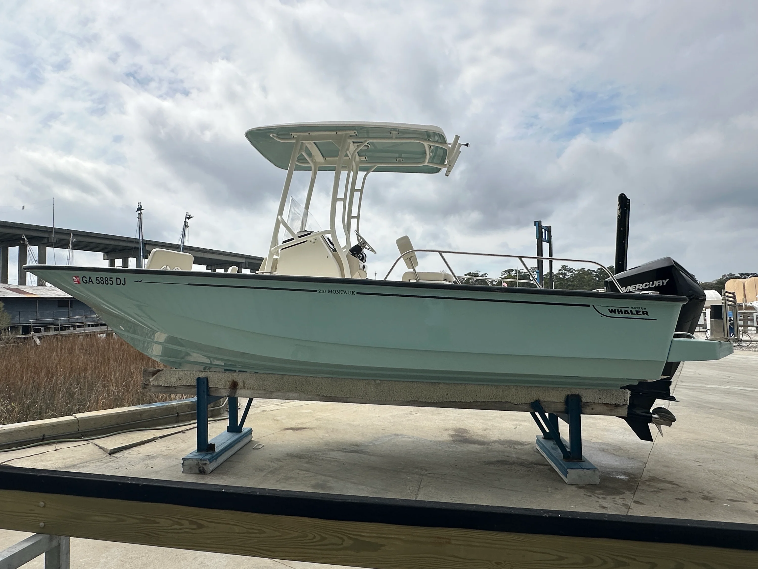 2021 Boston Whaler 210 MONTAUK Image Thumbnail #1