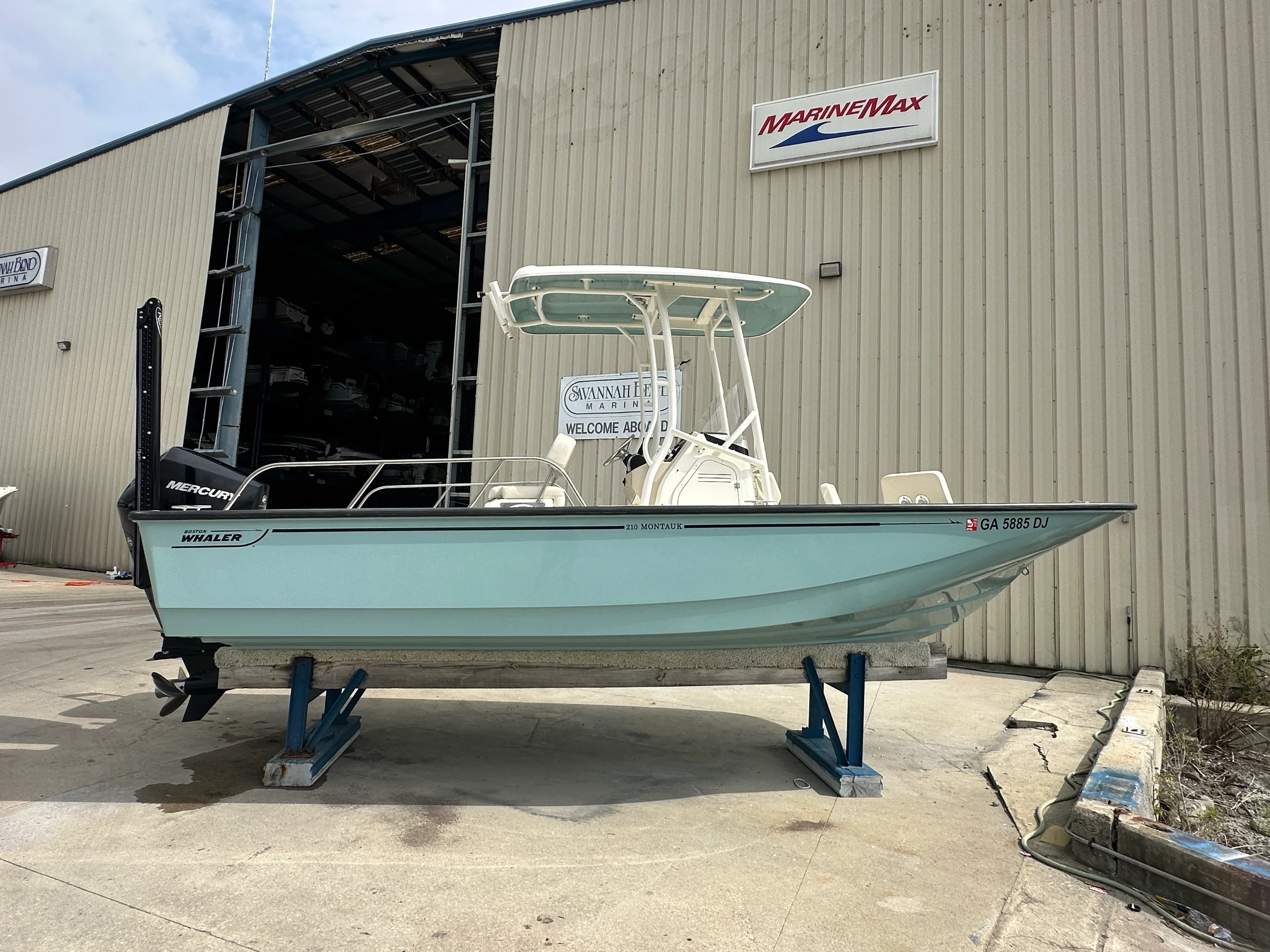 2021 Boston Whaler 210 MONTAUK Image Thumbnail #0