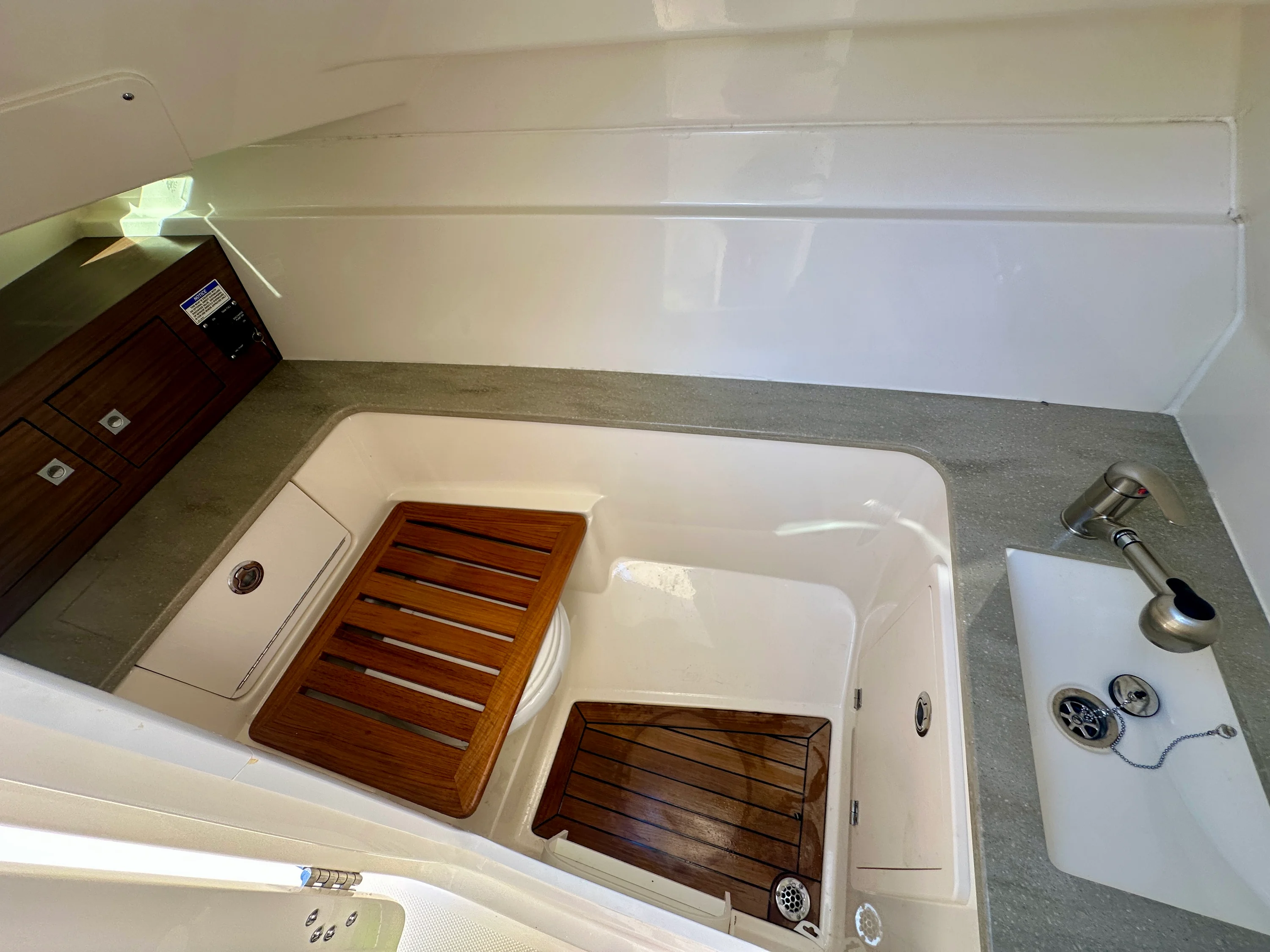 2024 Boston Whaler 320 VANTAGE Image Thumbnail #25