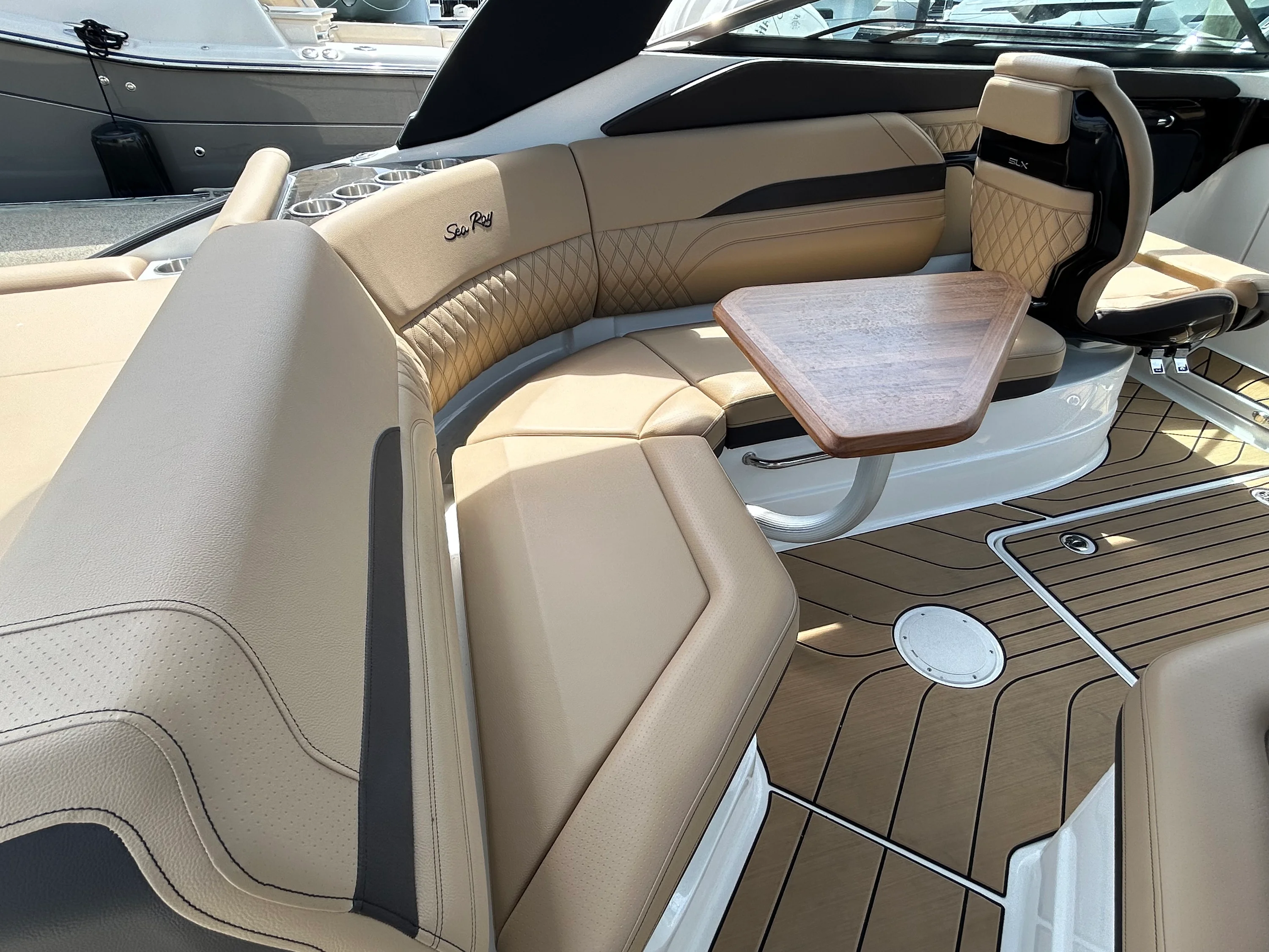 2026 Sea Ray SLX 260 Outboard Image Thumbnail #18