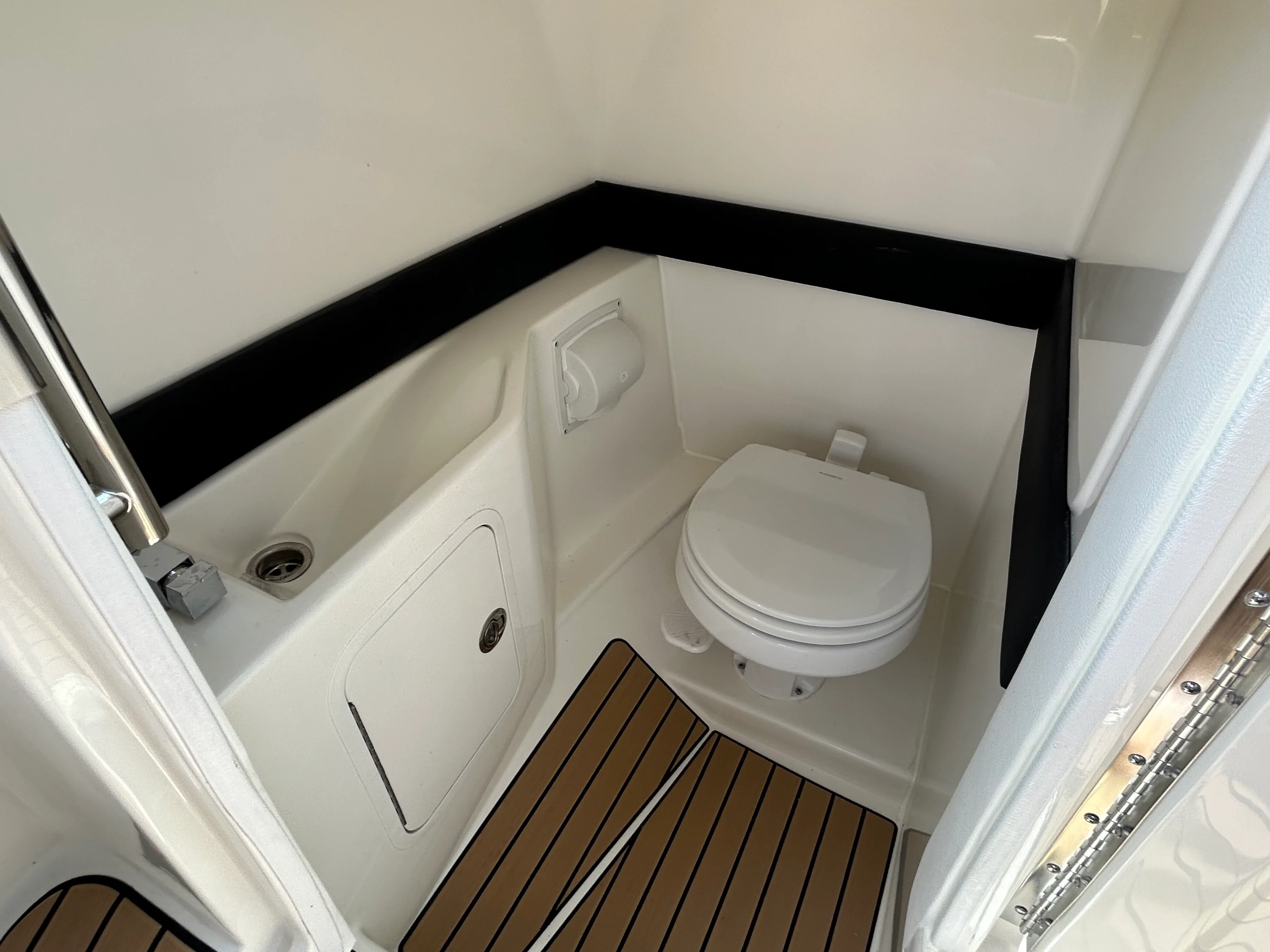 2026 Sea Ray SLX 260 Outboard Image Thumbnail #23