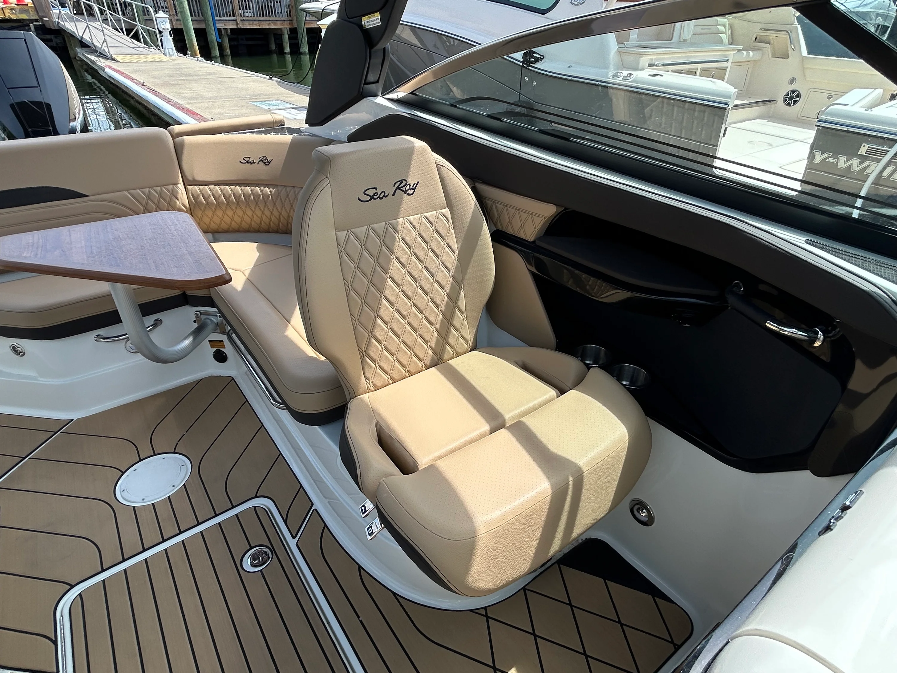 2026 Sea Ray SLX 260 Outboard Image Thumbnail #19