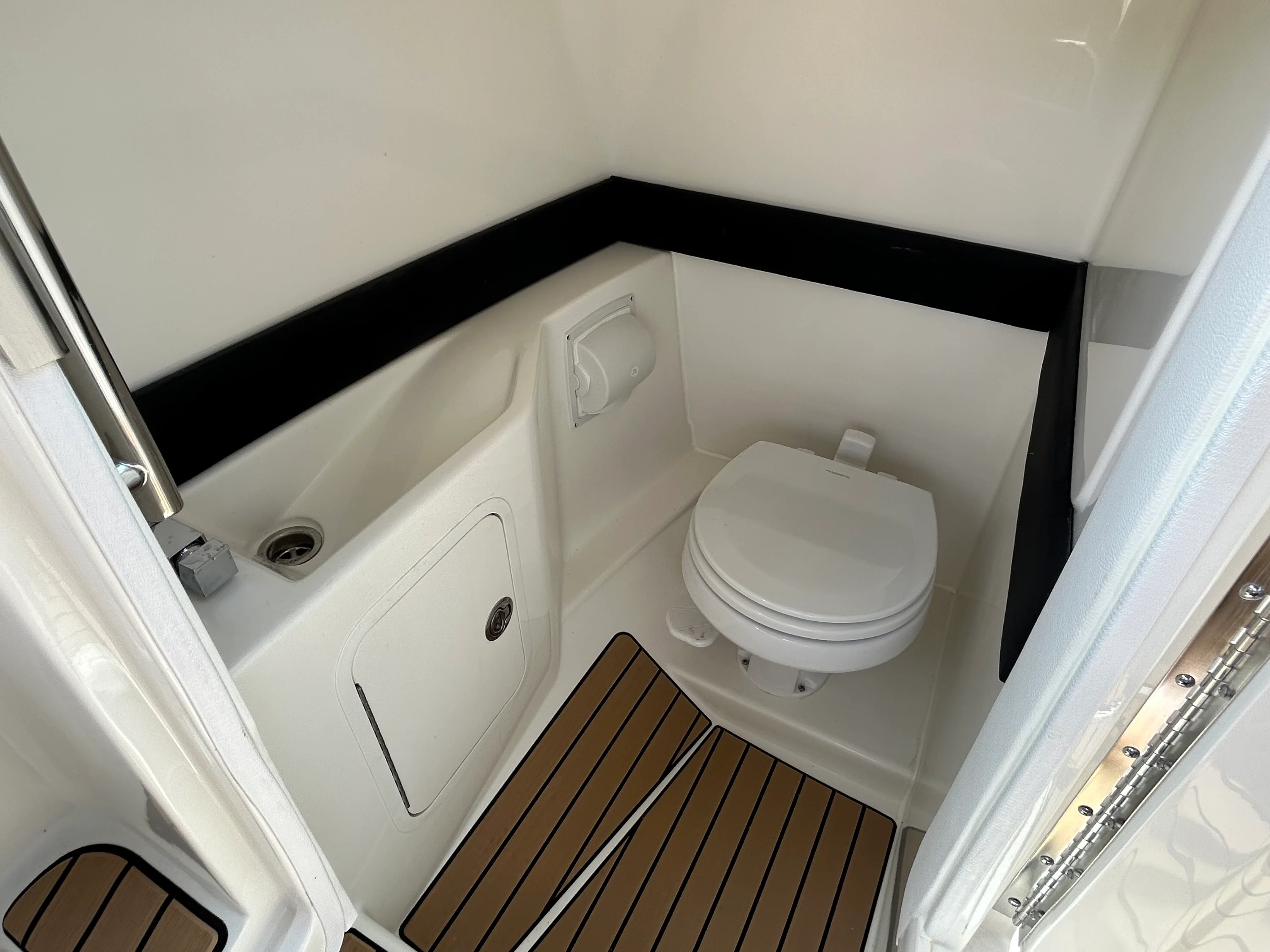 2026 Sea Ray SLX 260 Outboard Image Thumbnail #24