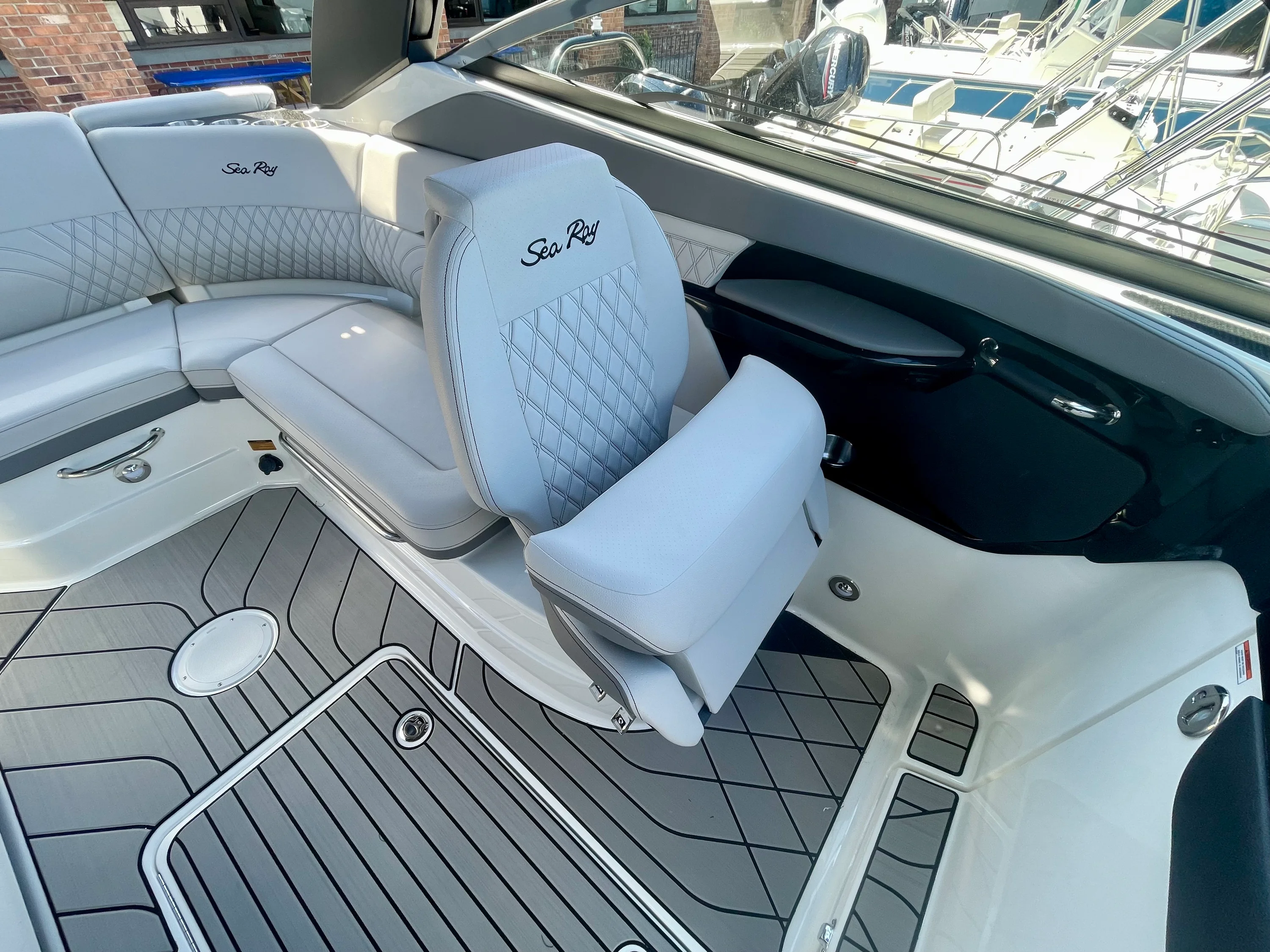 2026 Sea Ray SLX 260 Outboard Image Thumbnail #9